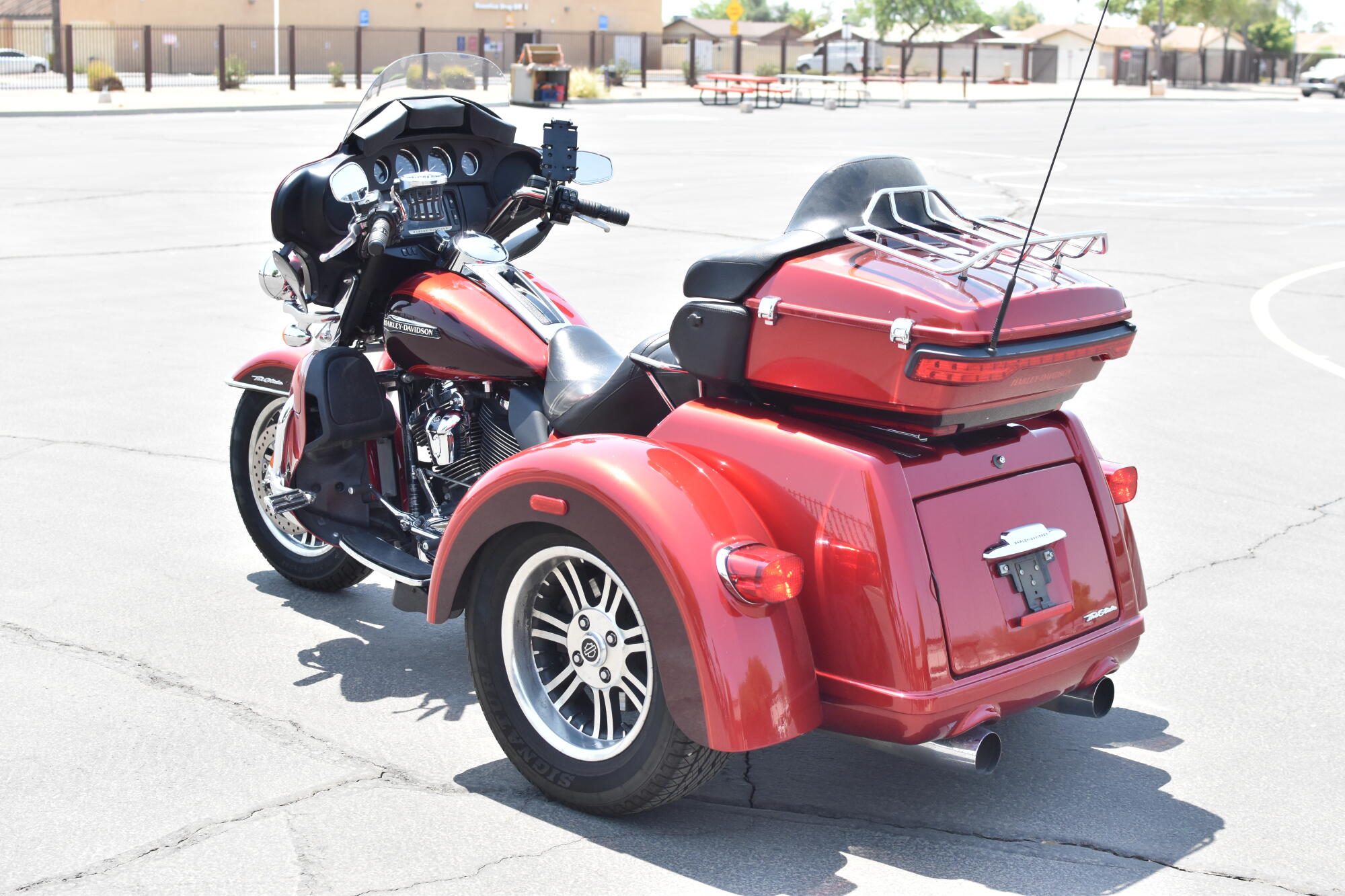 2018 Harley-Davidson® Tri Glide® Ultra Wicked Red/Twisted Cherry FLHTCUTG, photo 6