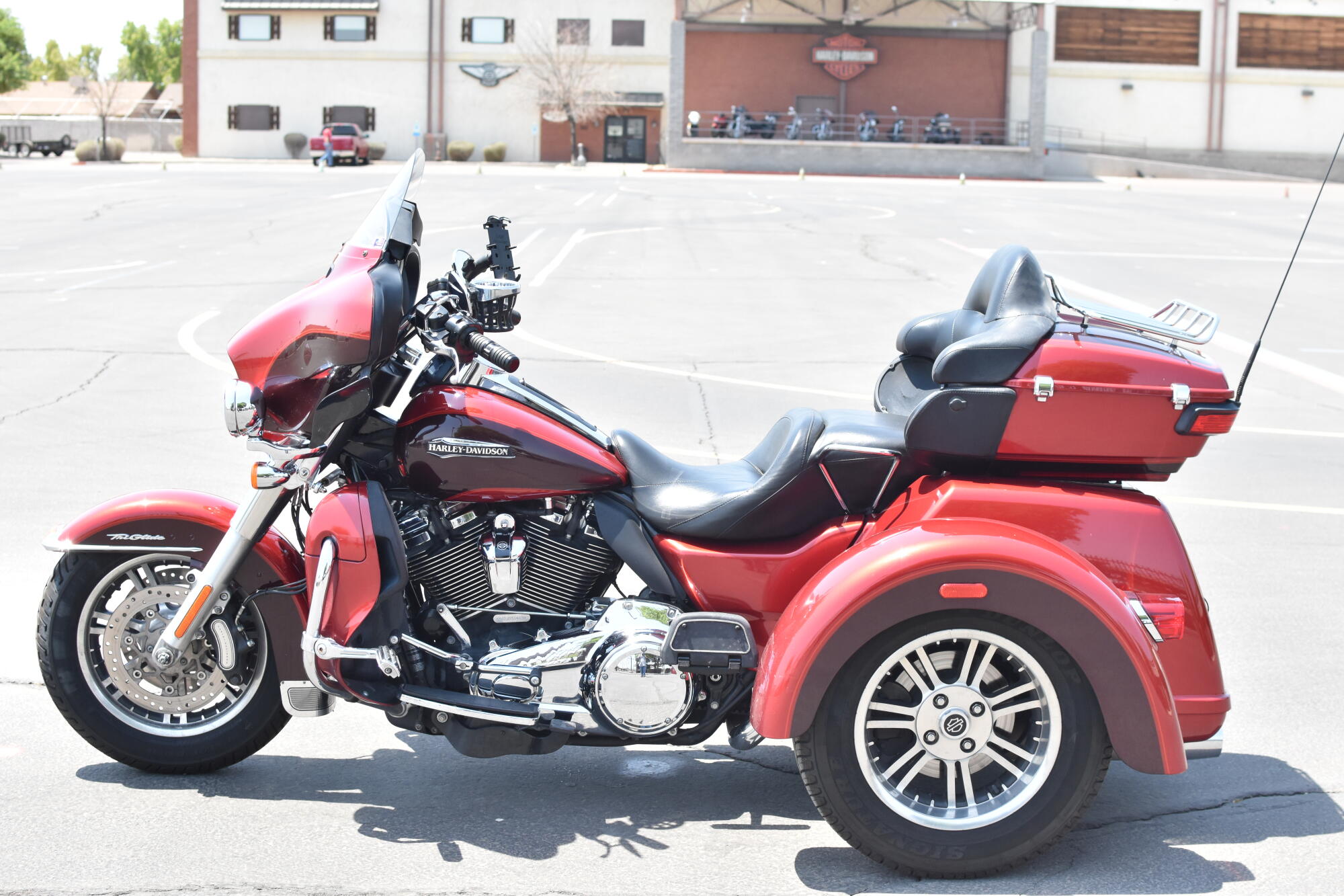 2018 Harley-Davidson® Tri Glide® Ultra Wicked Red/Twisted Cherry FLHTCUTG, photo 5