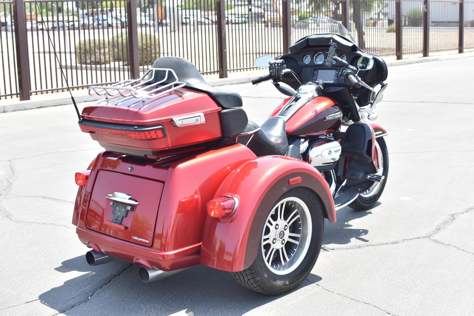 2018 Harley-Davidson® Tri Glide® Ultra Wicked Red/Twisted Cherry FLHTCUTG, photo 8