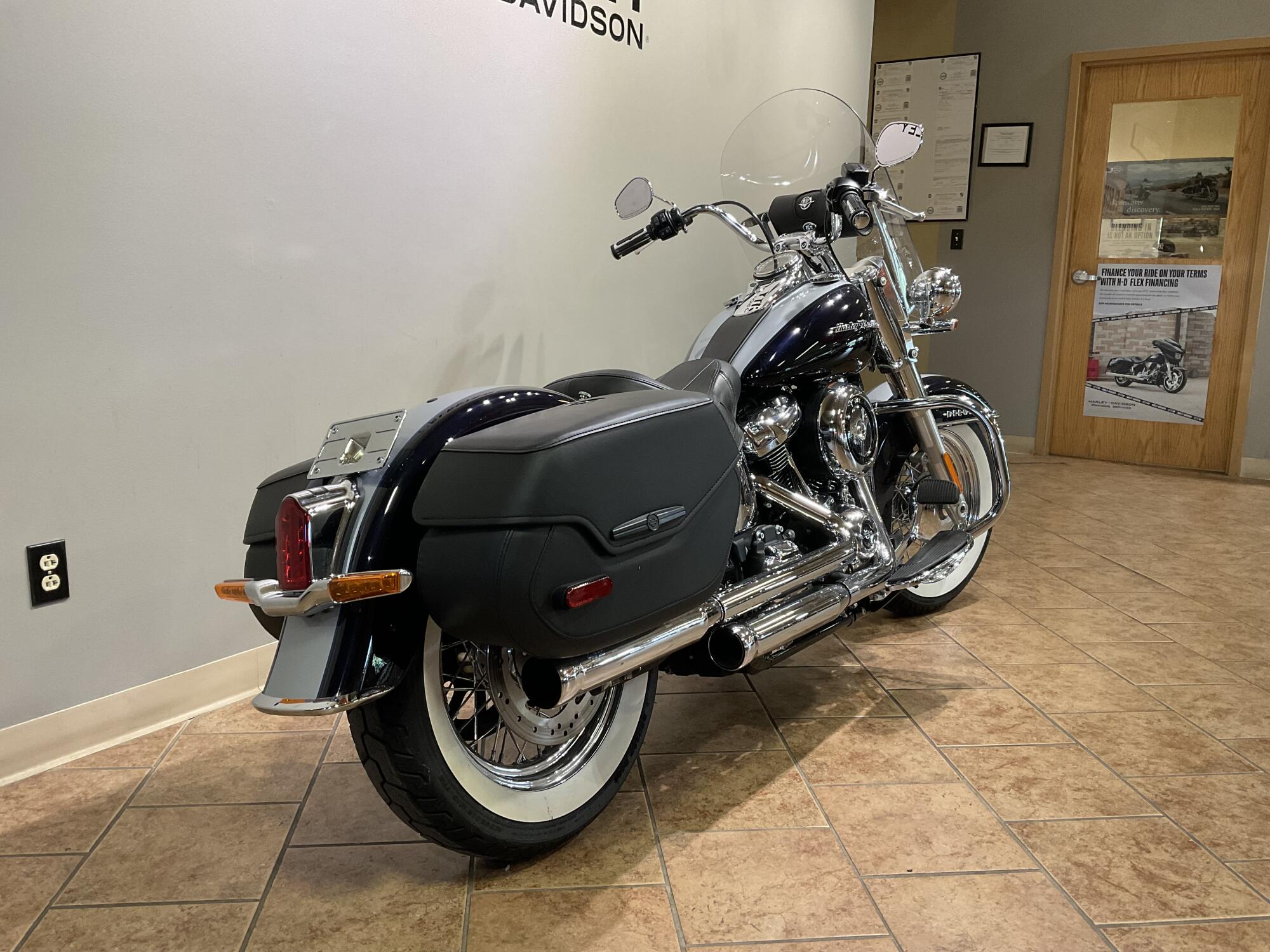 2019 Harley-Davidson® FLDE Deluxe Midnight Blue/Barracuda Silver, photo 4