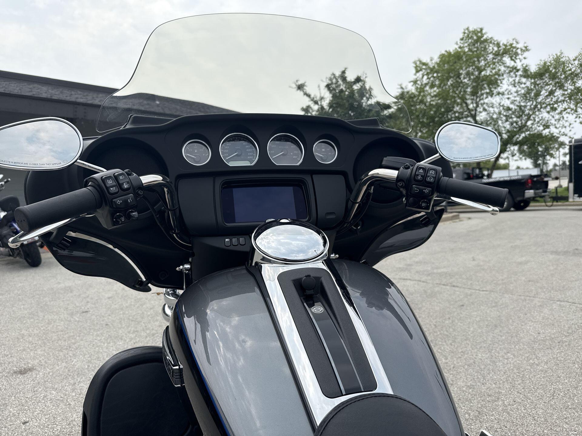 2021 Harley-Davidson® Tri Glide® Ultra Gauntlet Gray Metallic/Vivid Black, photo 15
