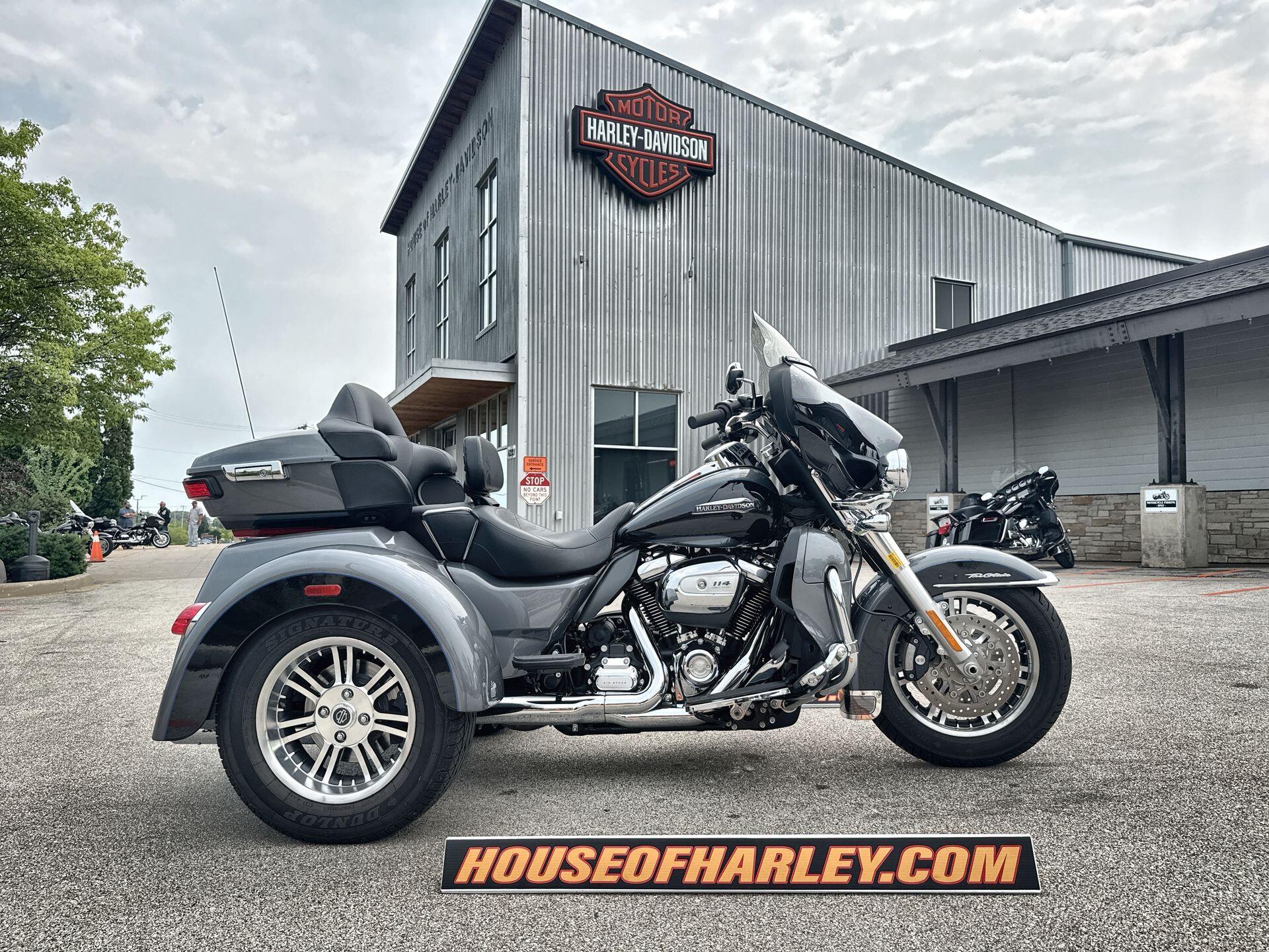 2021 Harley-Davidson® Tri Glide® Ultra Gauntlet Gray Metallic/Vivid Black
