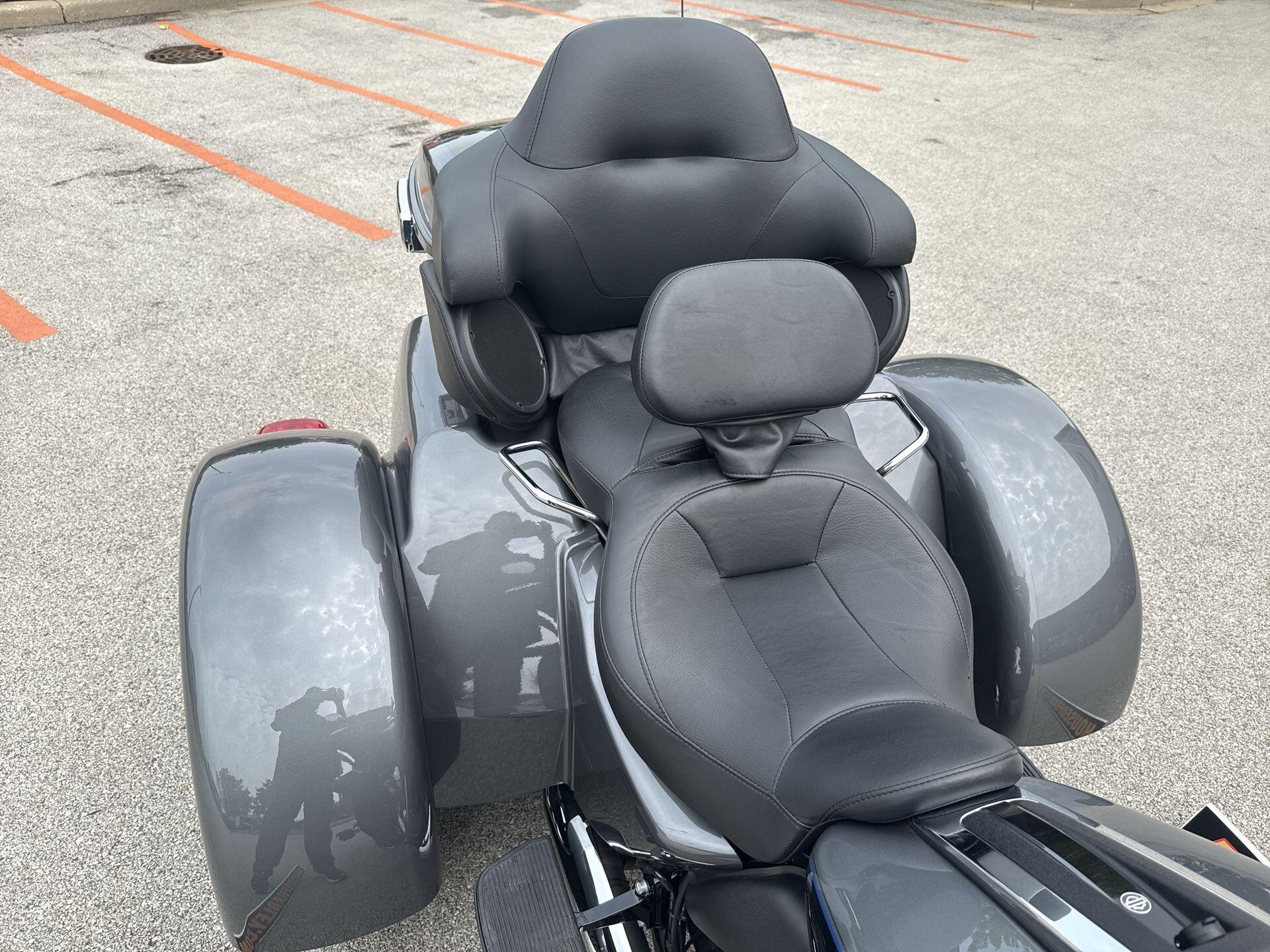 2021 Harley-Davidson® Tri Glide® Ultra Gauntlet Gray Metallic/Vivid Black, photo 16