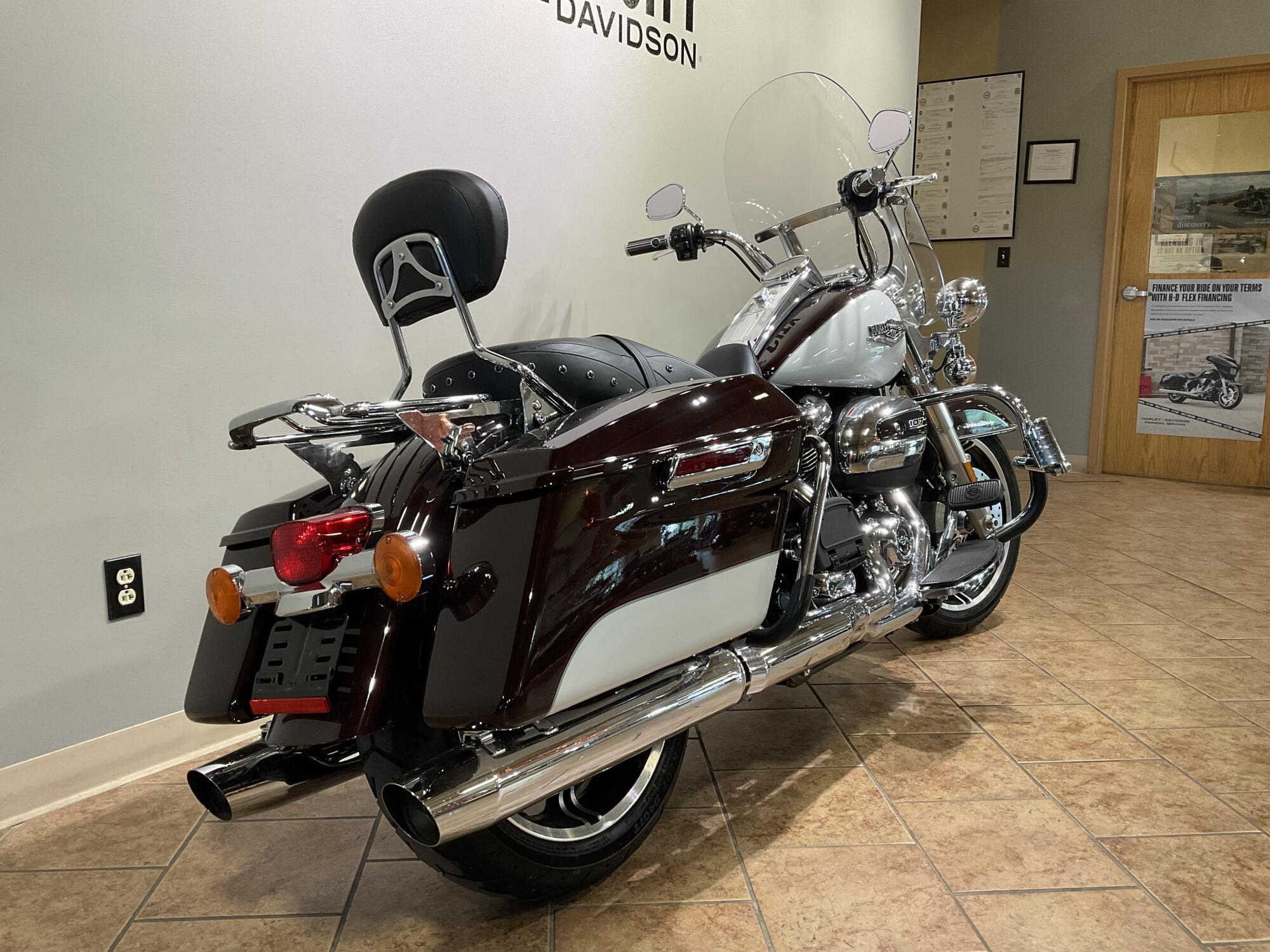 2021 Harley-Davidson® Road King® Midnight Crimson & Stone Washed White Pearl FLHR, photo 4