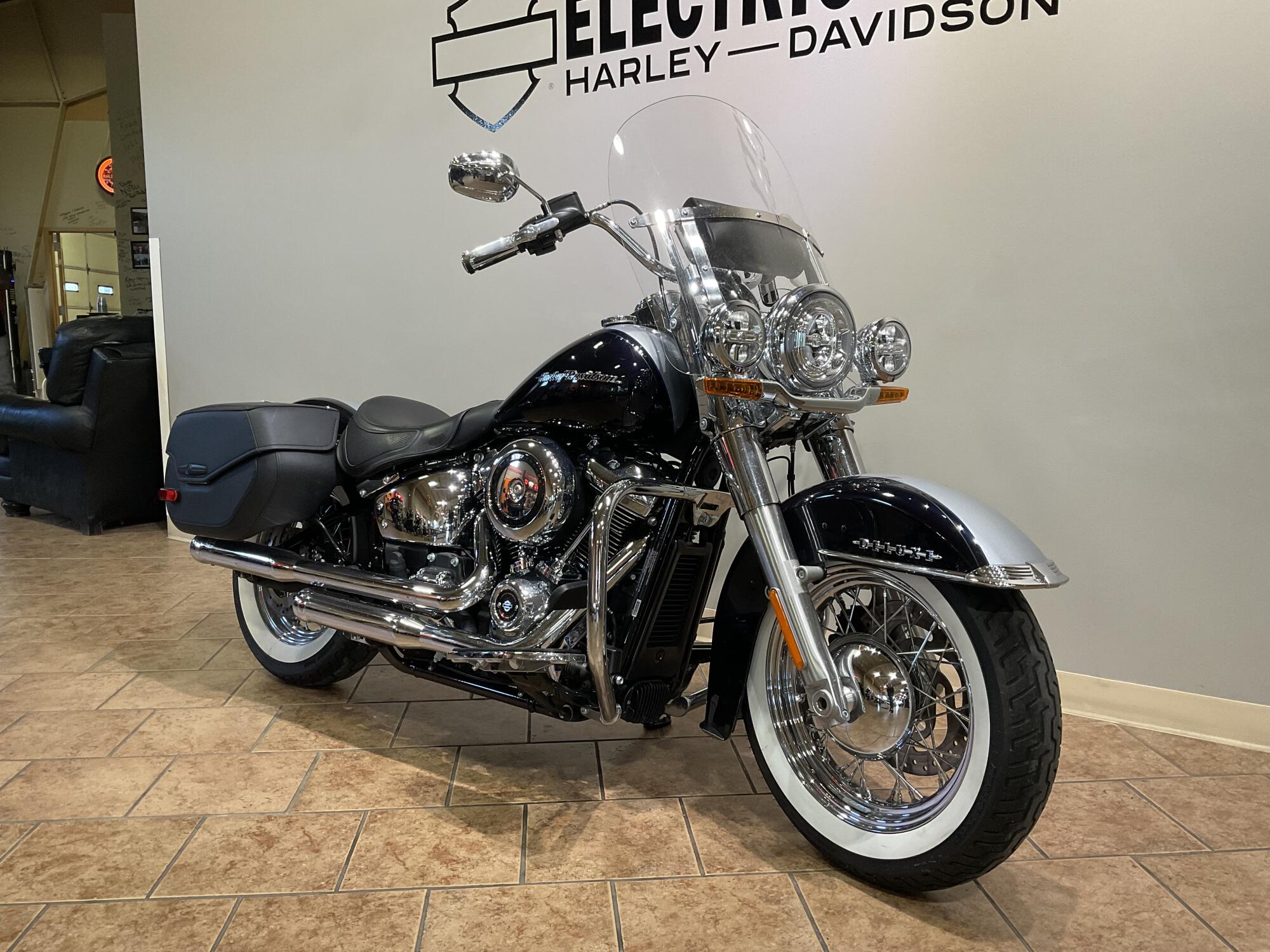 2019 Harley-Davidson® FLDE Deluxe Midnight Blue/Barracuda Silver, photo 3