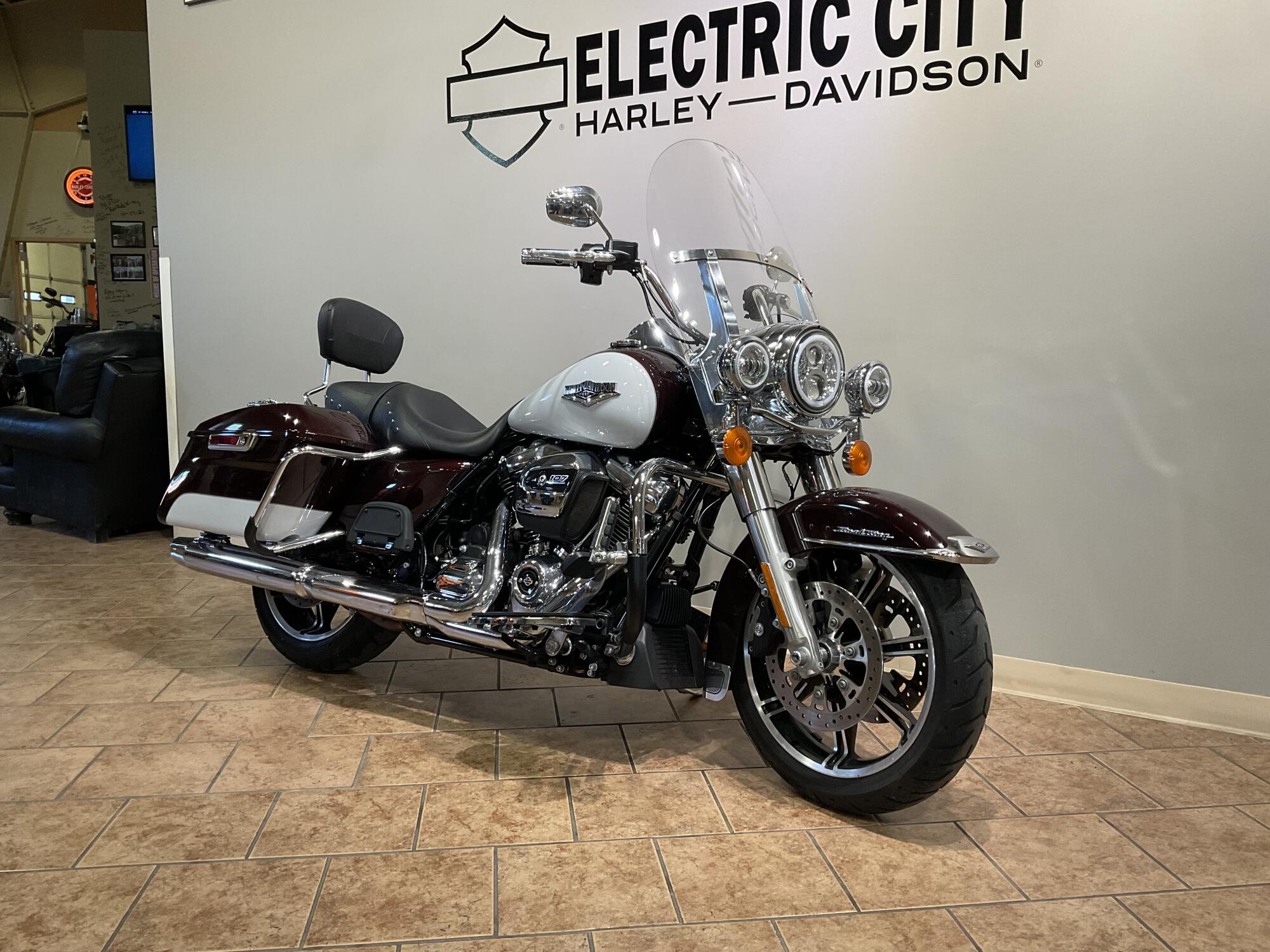 2021 Harley-Davidson® Road King® Midnight Crimson & Stone Washed White Pearl FLHR, photo 3