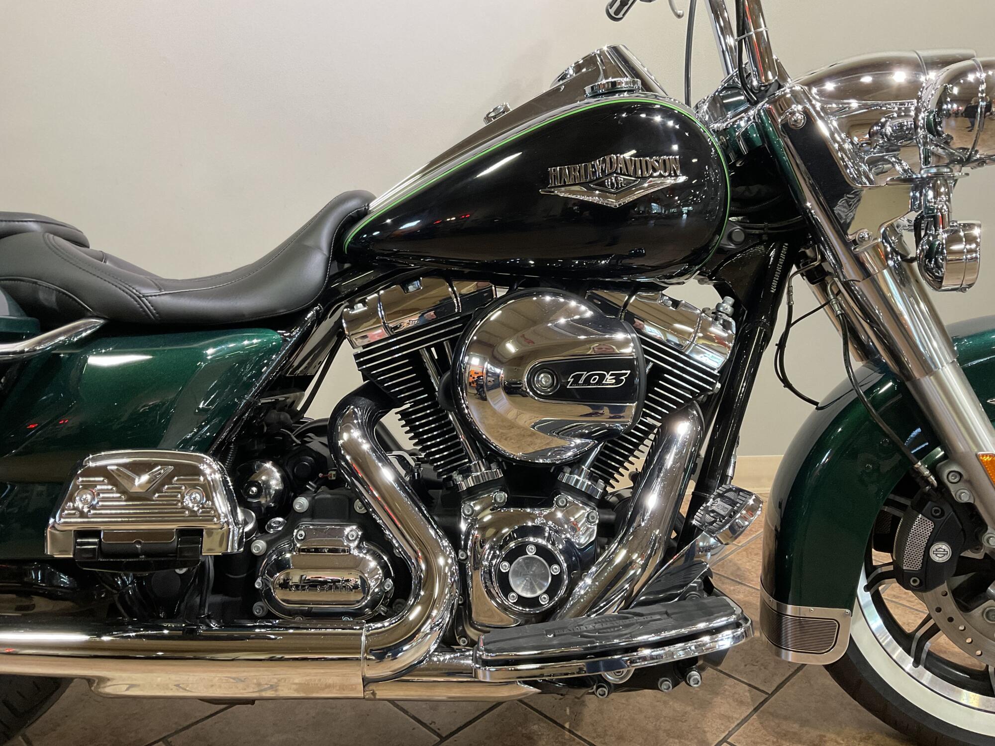 2015 Harley-Davidson® Road King® Deep Jade Pearl FLHR, photo 2