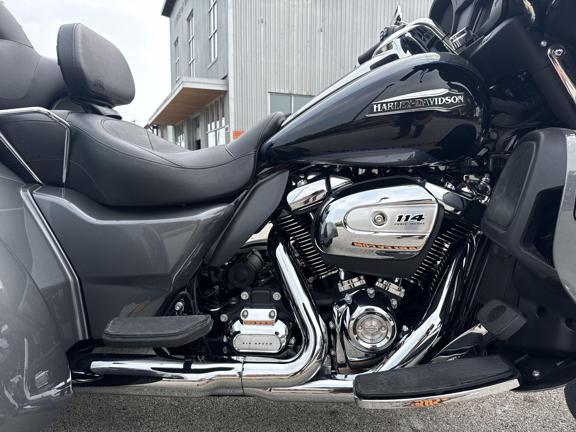 2021 Harley-Davidson® Tri Glide® Ultra Gauntlet Gray Metallic/Vivid Black, photo 12