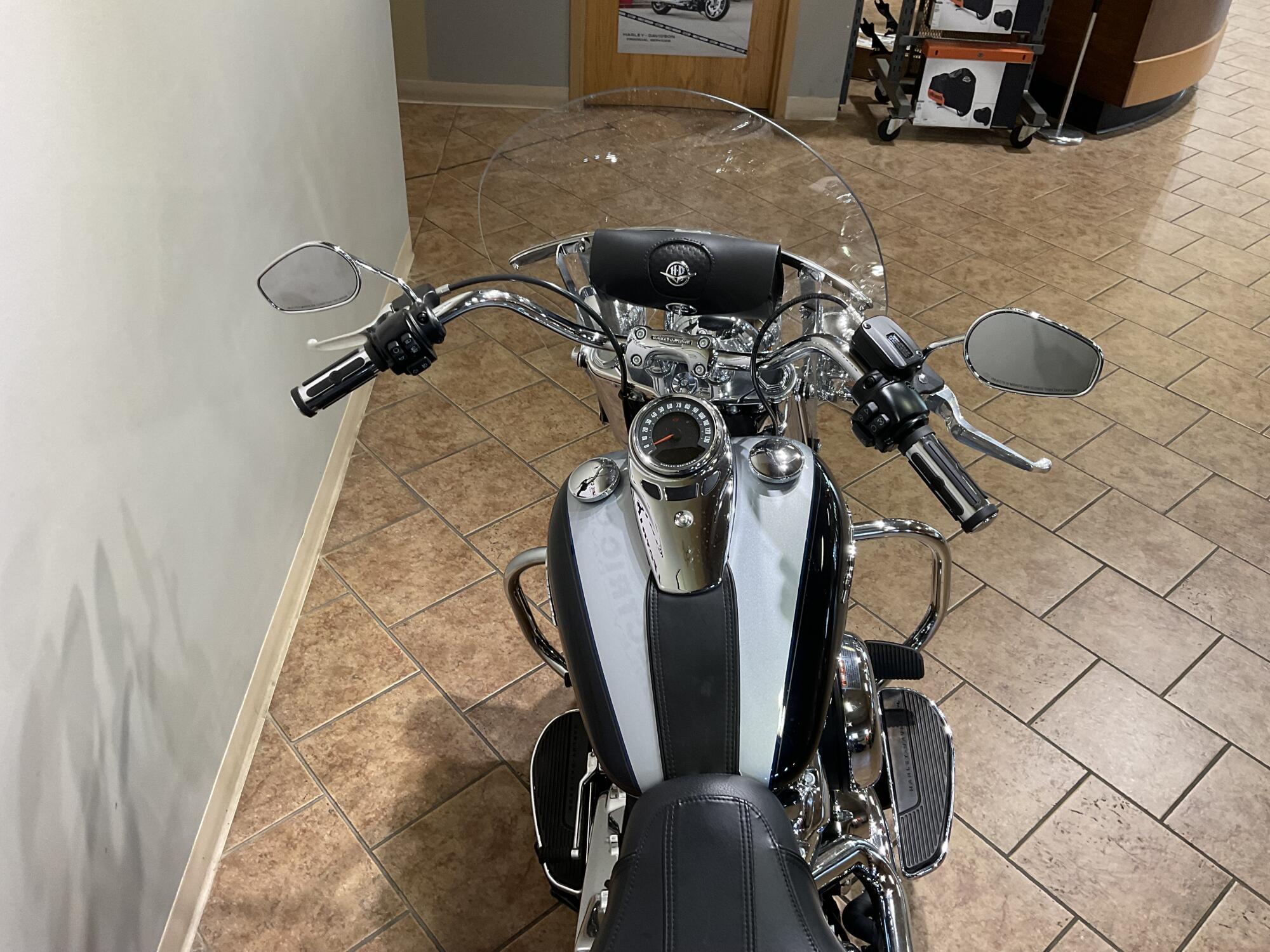 2019 Harley-Davidson® FLDE Deluxe Midnight Blue/Barracuda Silver, photo 6