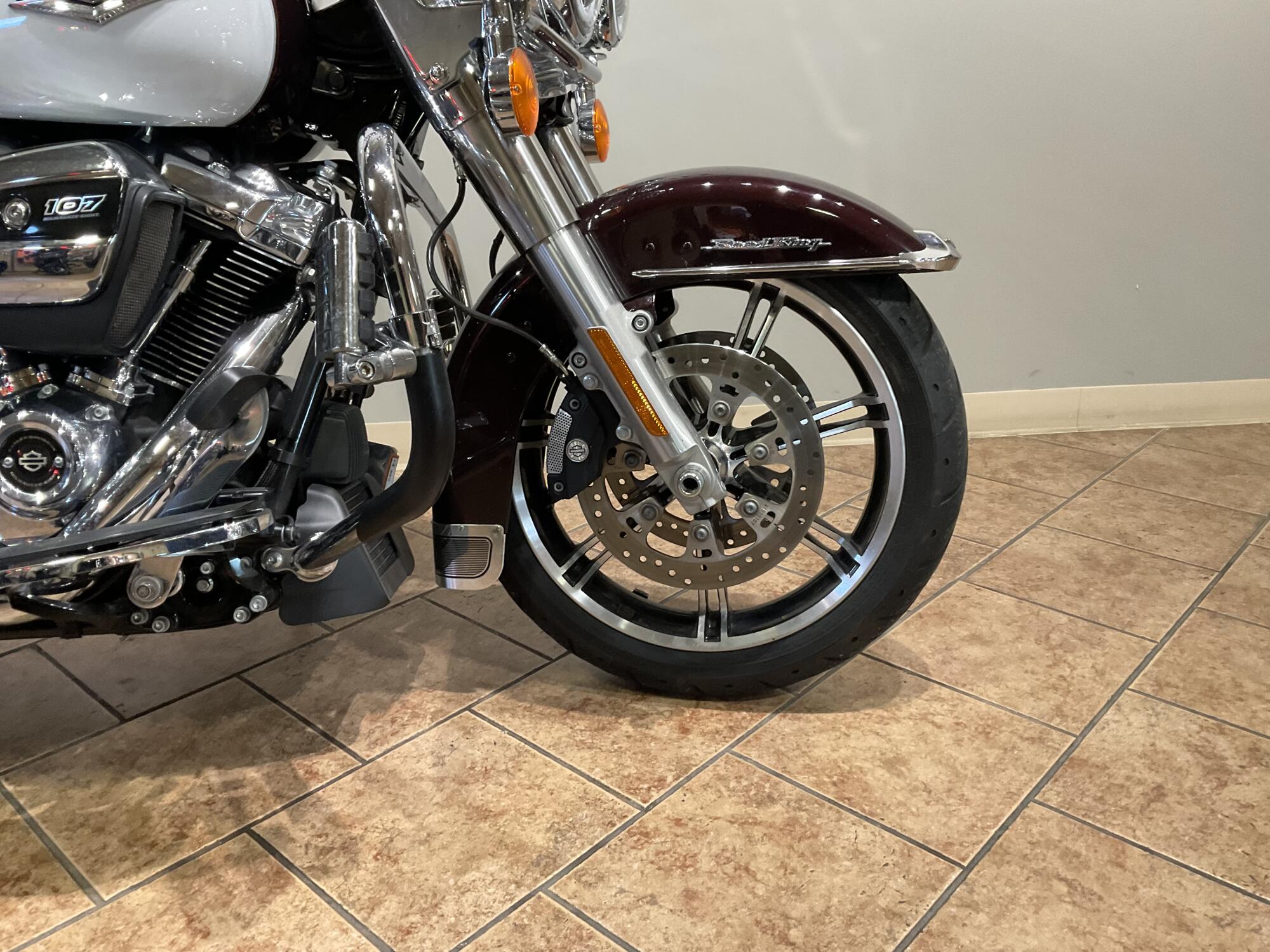 2021 Harley-Davidson® Road King® Midnight Crimson & Stone Washed White Pearl FLHR, photo 7