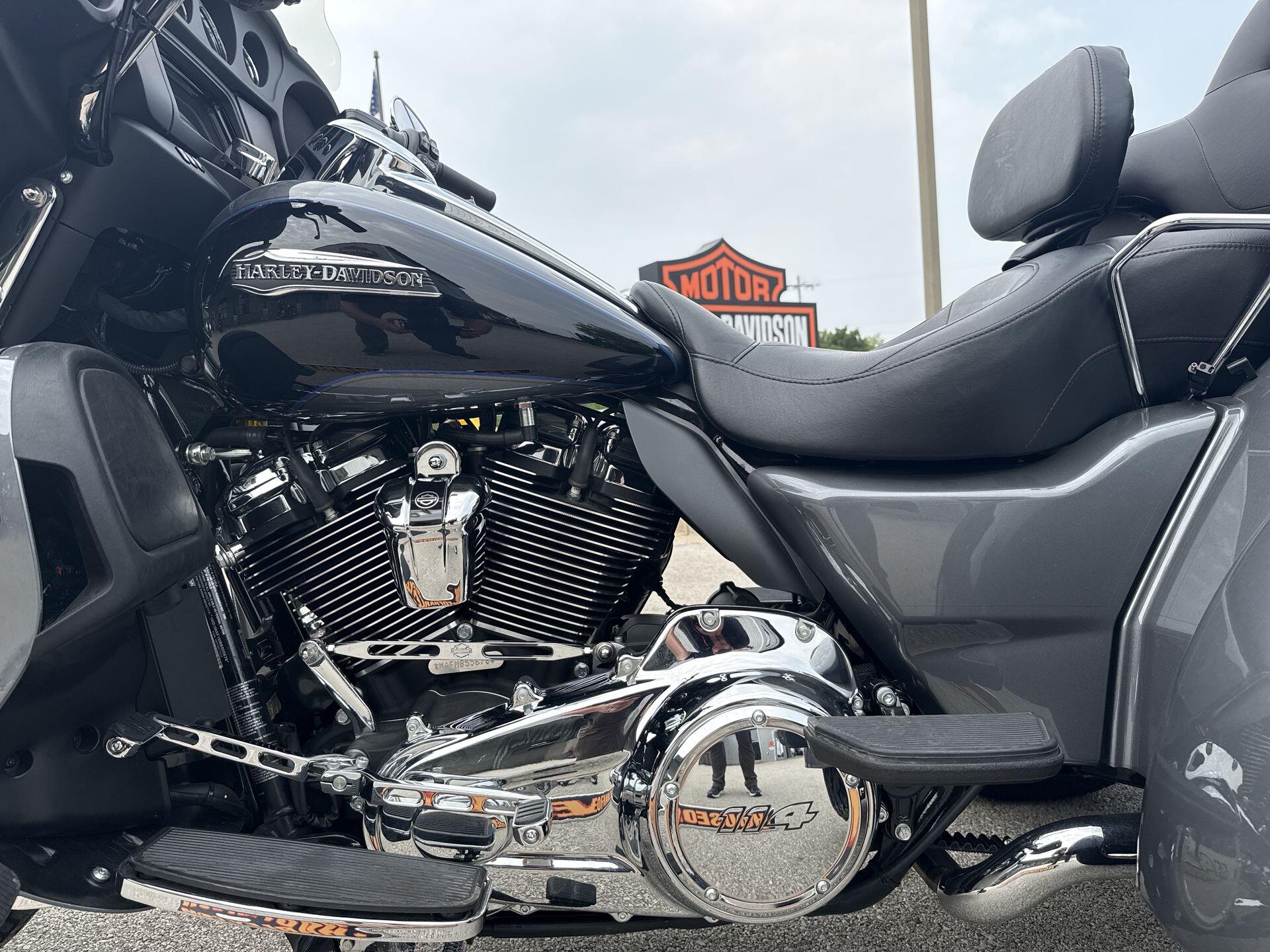 2021 Harley-Davidson® Tri Glide® Ultra Gauntlet Gray Metallic/Vivid Black, photo 13