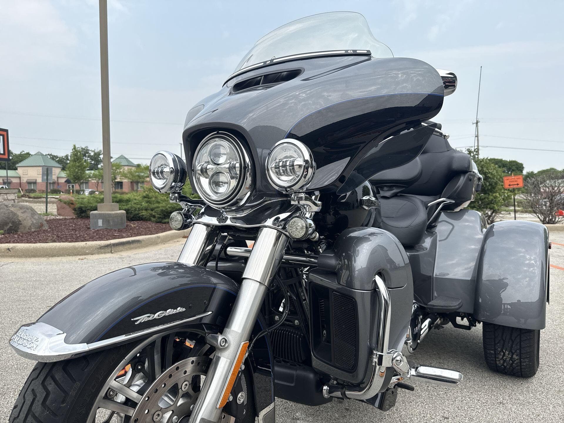 2021 Harley-Davidson® Tri Glide® Ultra Gauntlet Gray Metallic/Vivid Black, photo 18