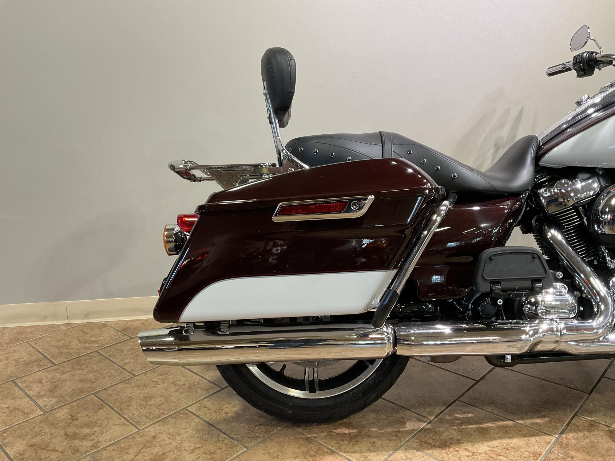 2021 Harley-Davidson® Road King® Midnight Crimson & Stone Washed White Pearl FLHR, photo 5