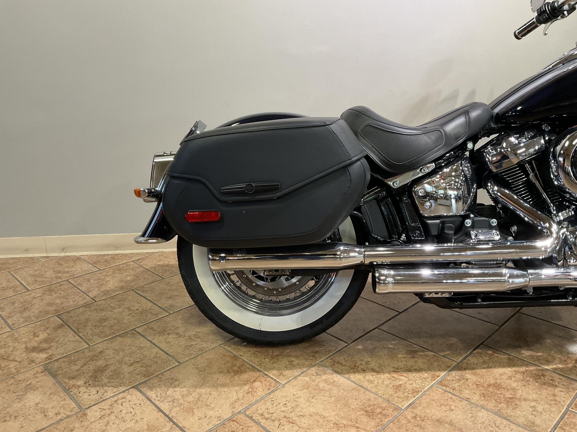 2019 Harley-Davidson® FLDE Deluxe Midnight Blue/Barracuda Silver, photo 5