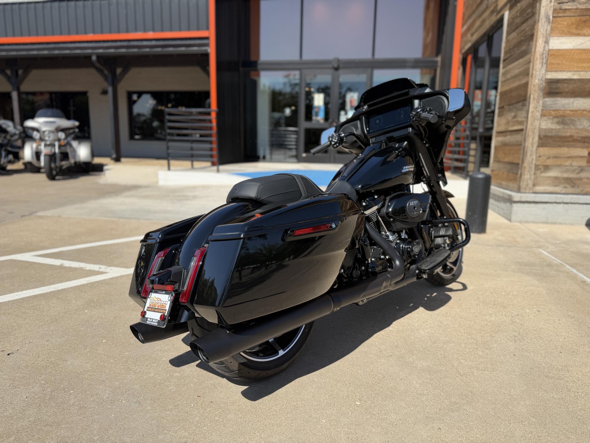 2024 Harley-Davidson® Street Glide® Vivid Black - Black Finish, photo 8