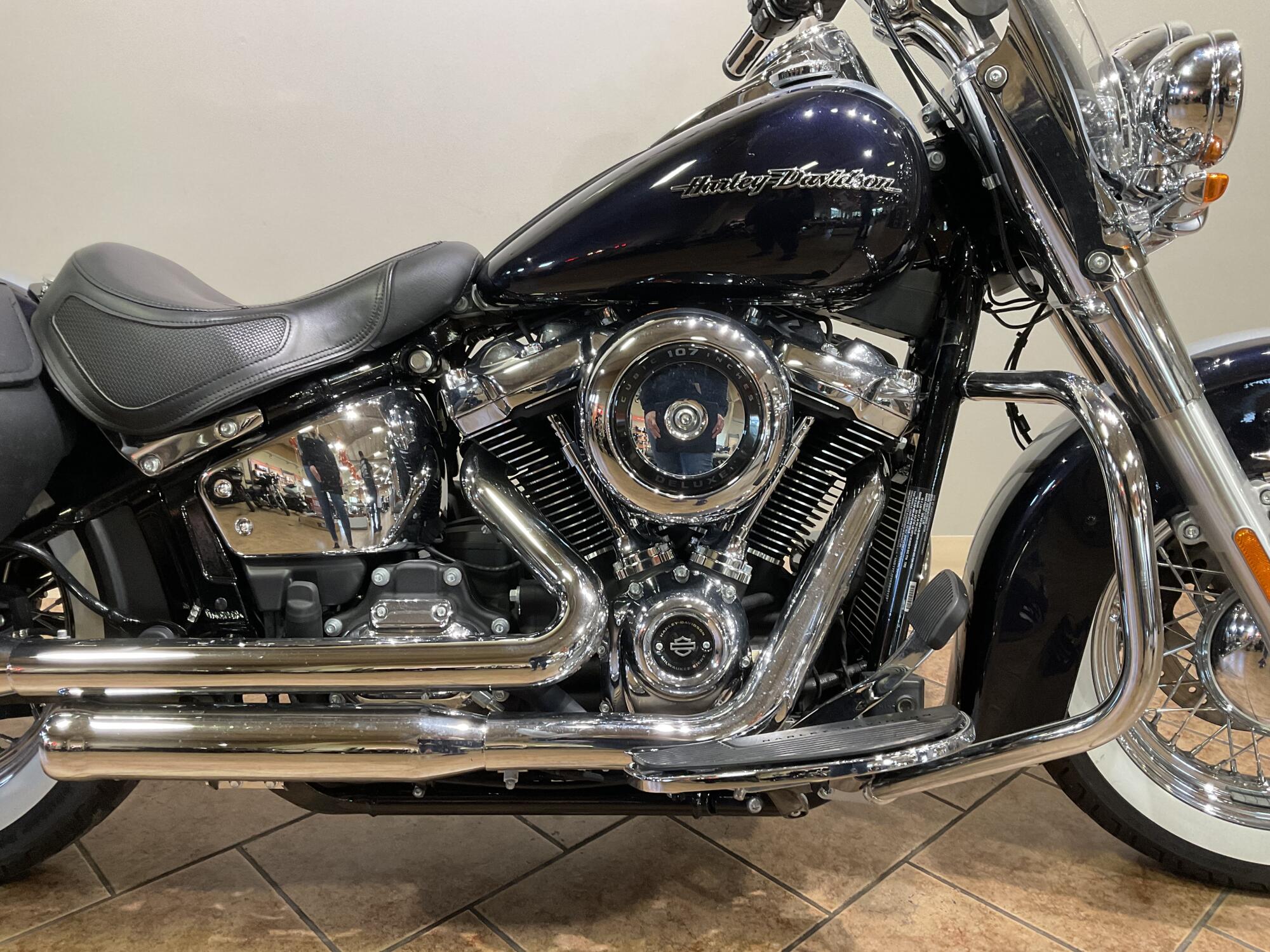 2019 Harley-Davidson® FLDE Deluxe Midnight Blue/Barracuda Silver, photo 2