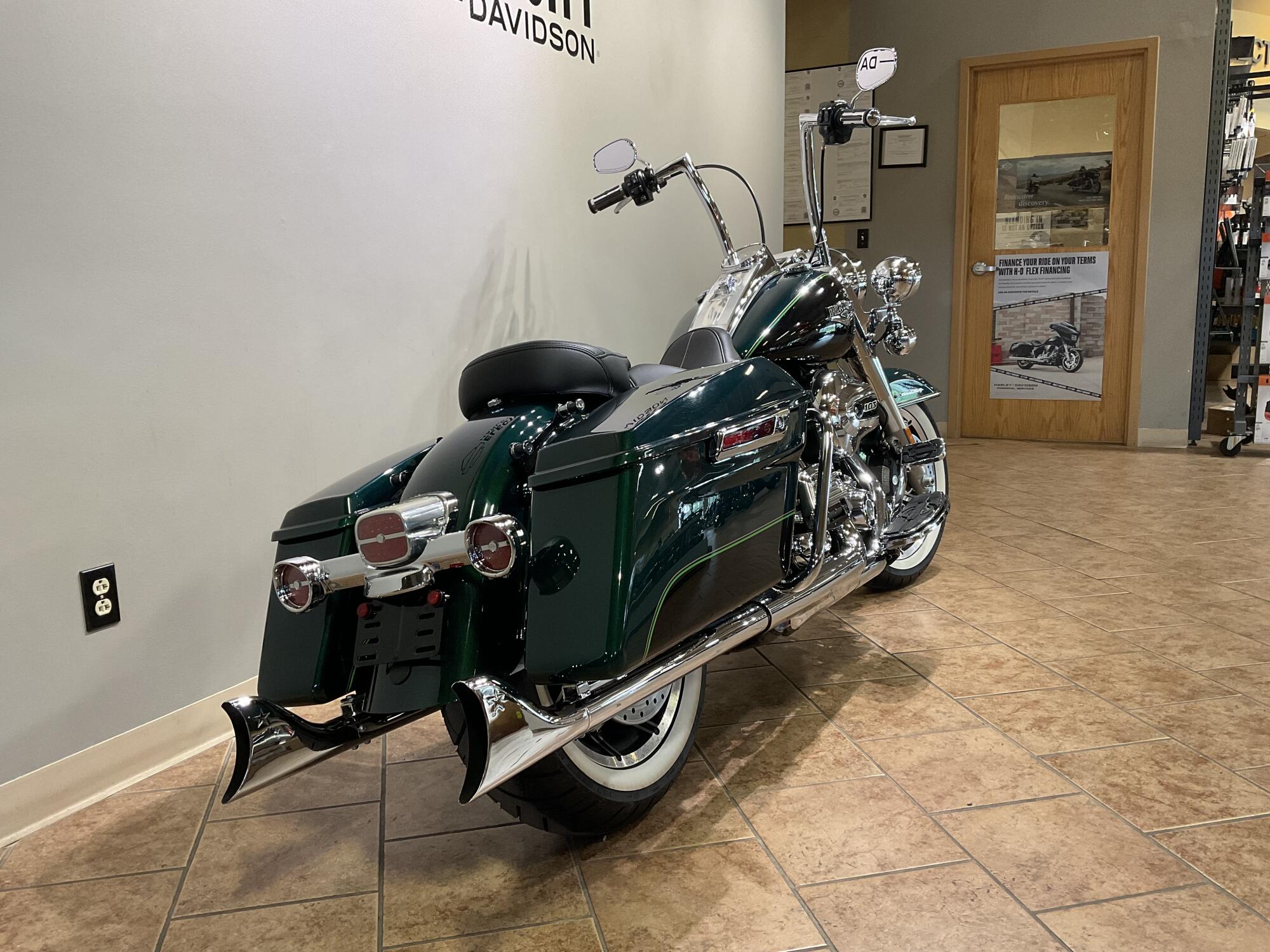 2015 Harley-Davidson® Road King® Deep Jade Pearl FLHR, photo 4