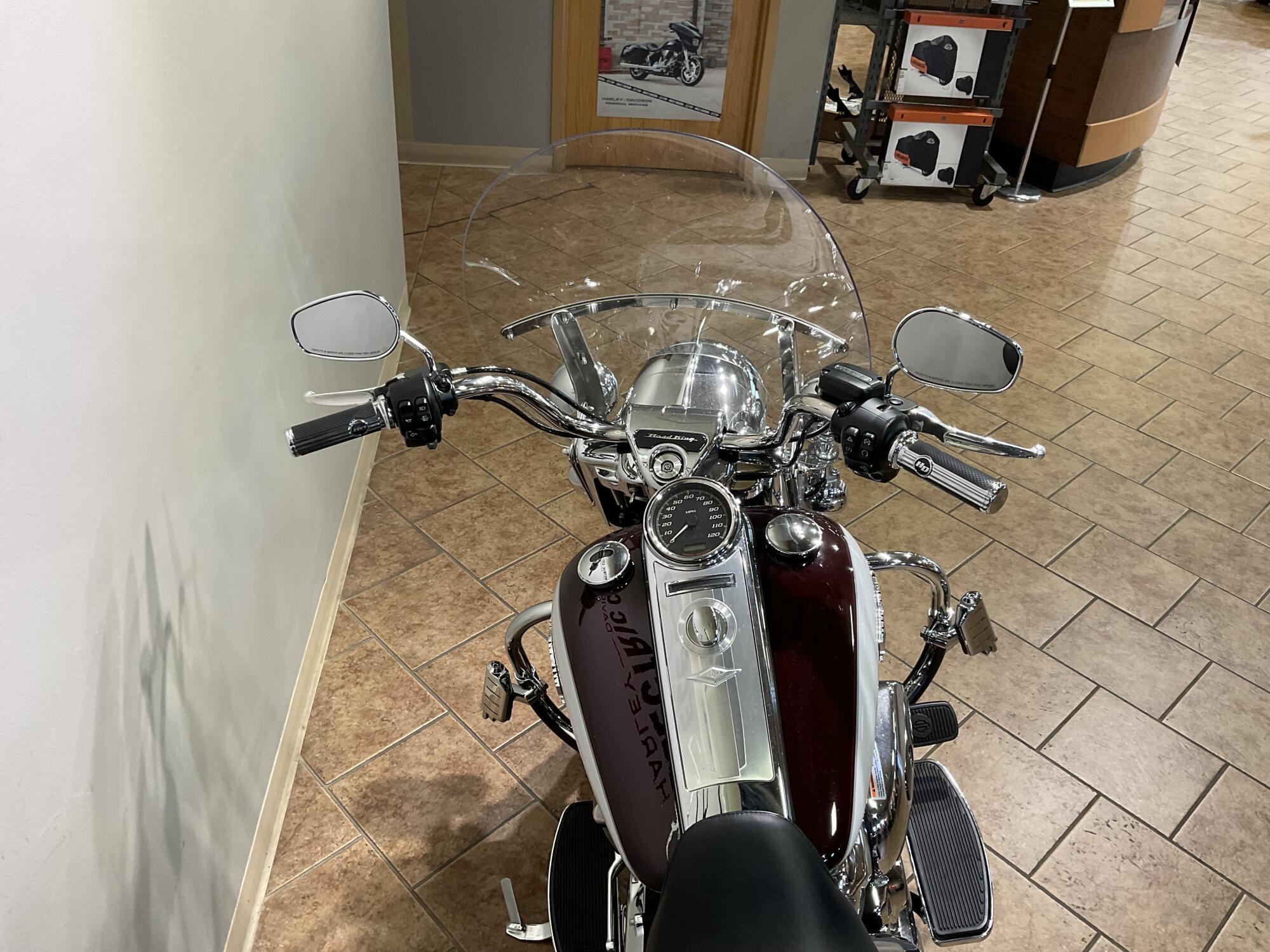 2021 Harley-Davidson® Road King® Midnight Crimson & Stone Washed White Pearl FLHR, photo 6