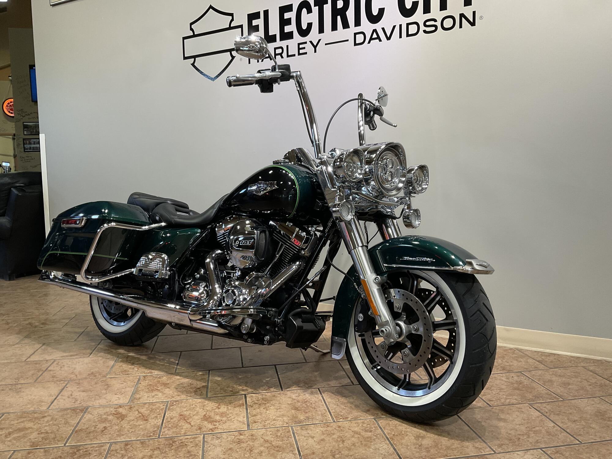 2015 Harley-Davidson® Road King® Deep Jade Pearl FLHR, photo 3