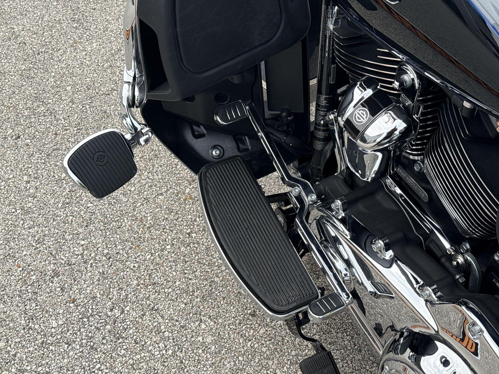 2021 Harley-Davidson® Tri Glide® Ultra Gauntlet Gray Metallic/Vivid Black, photo 19