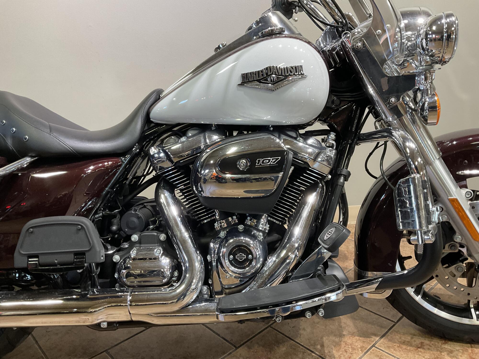 2021 Harley-Davidson® Road King® Midnight Crimson & Stone Washed White Pearl FLHR, photo 2