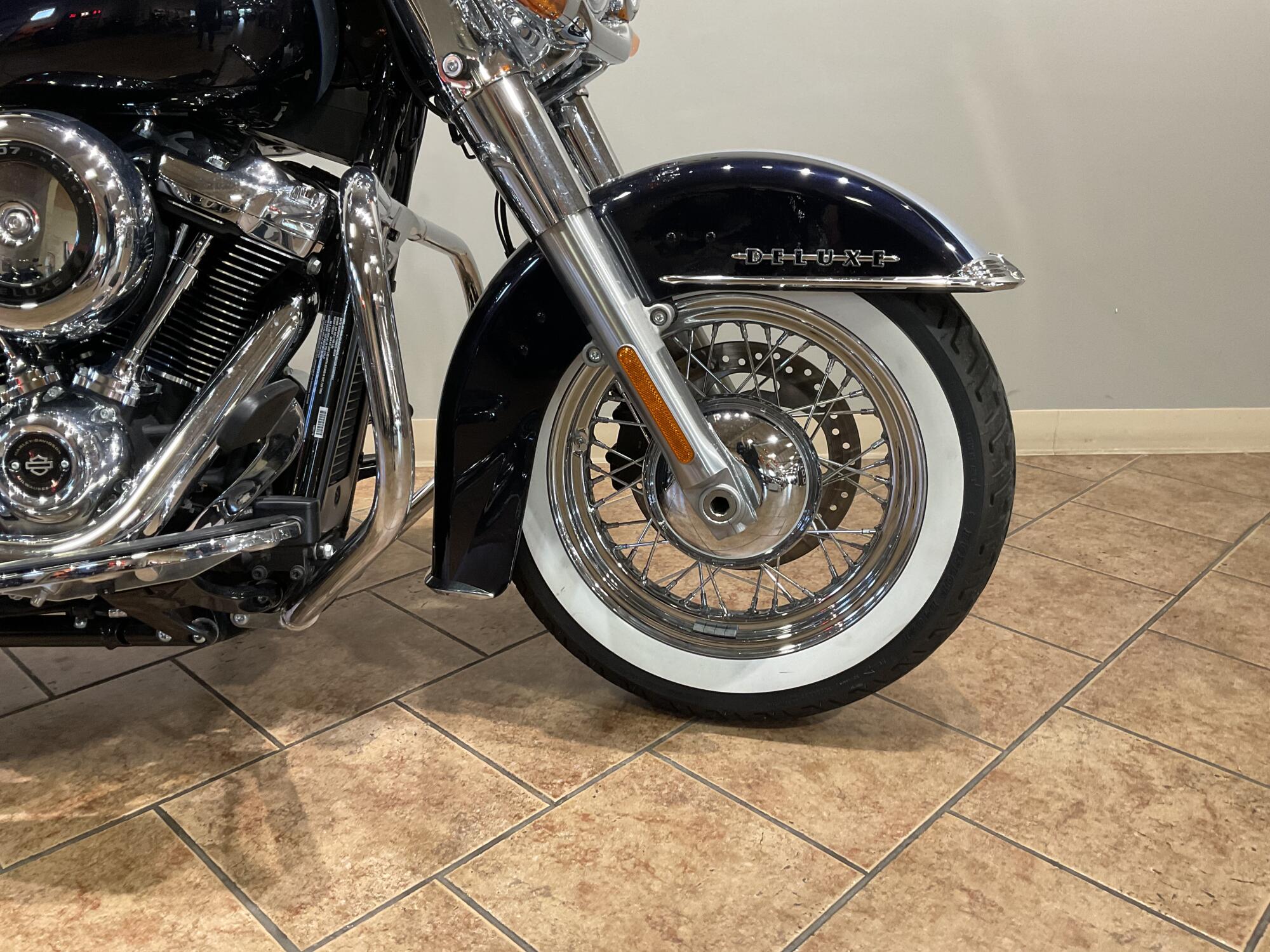 2019 Harley-Davidson® FLDE Deluxe Midnight Blue/Barracuda Silver, photo 7
