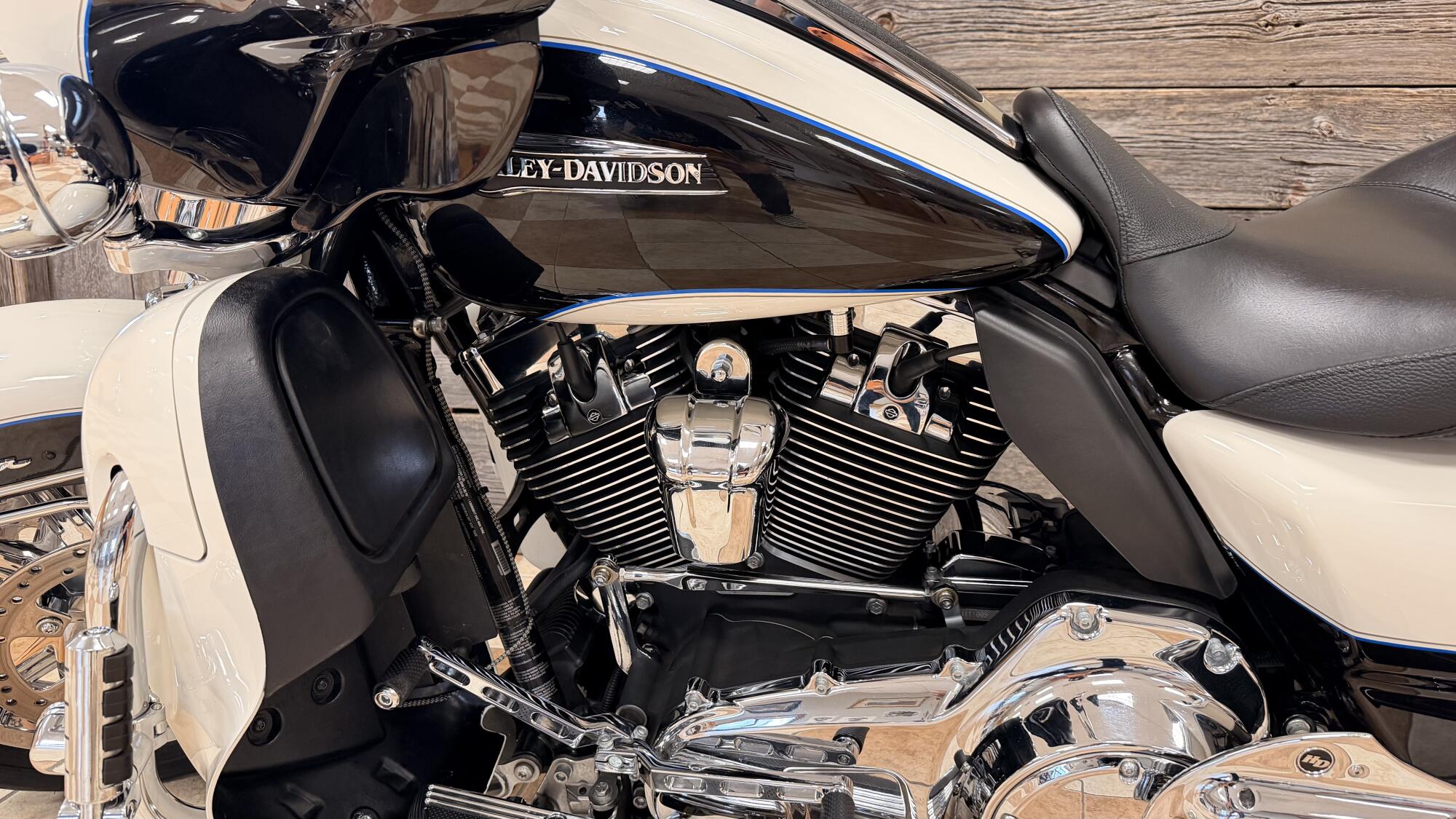 2014 Harley-Davidson® Electra Glide® Ultra Classic® Big Blue Pearl/ Vivid Black, photo 11