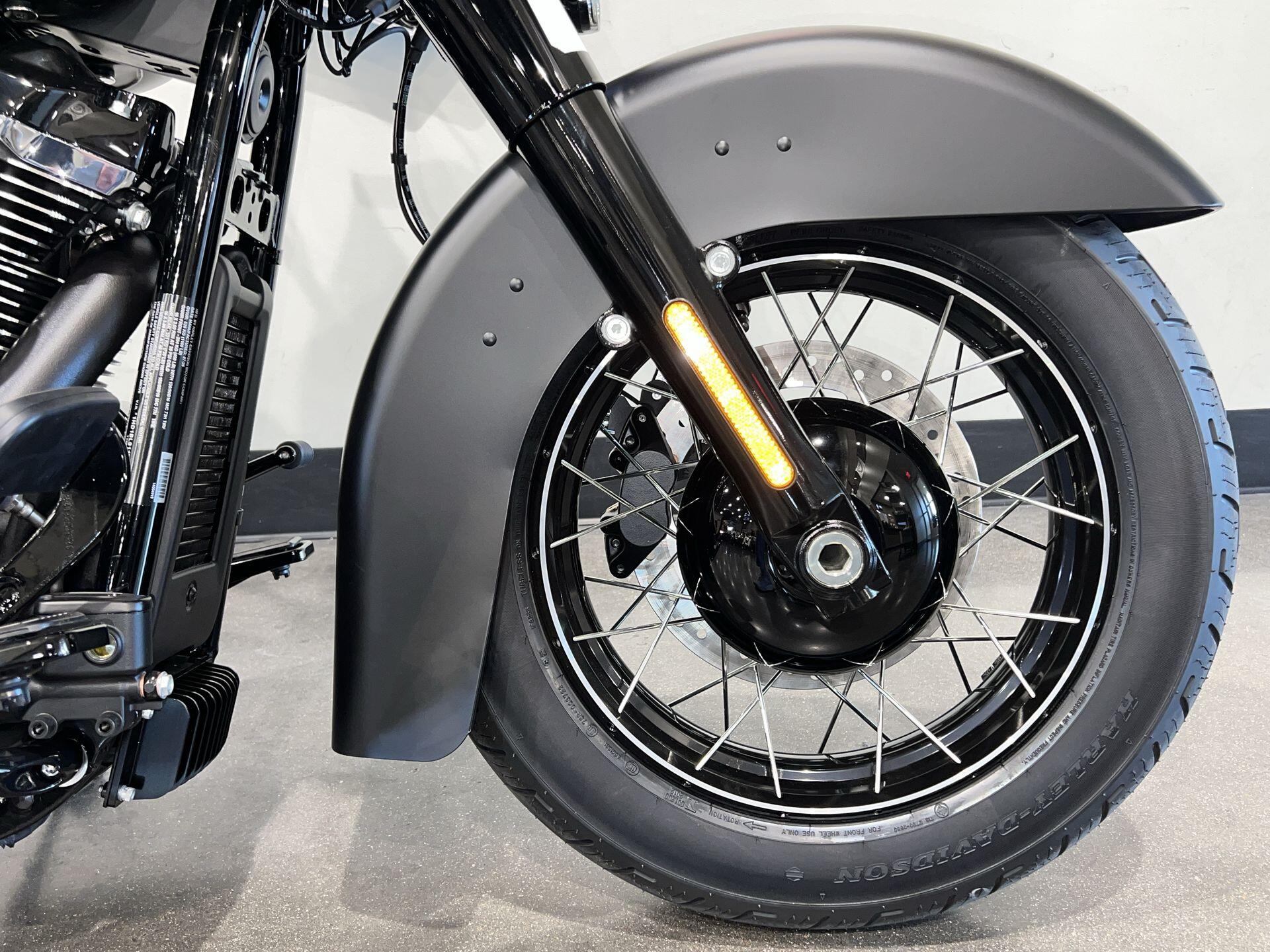 2026 Harley-Davidson® Deadwood™ FLHD, photo 3