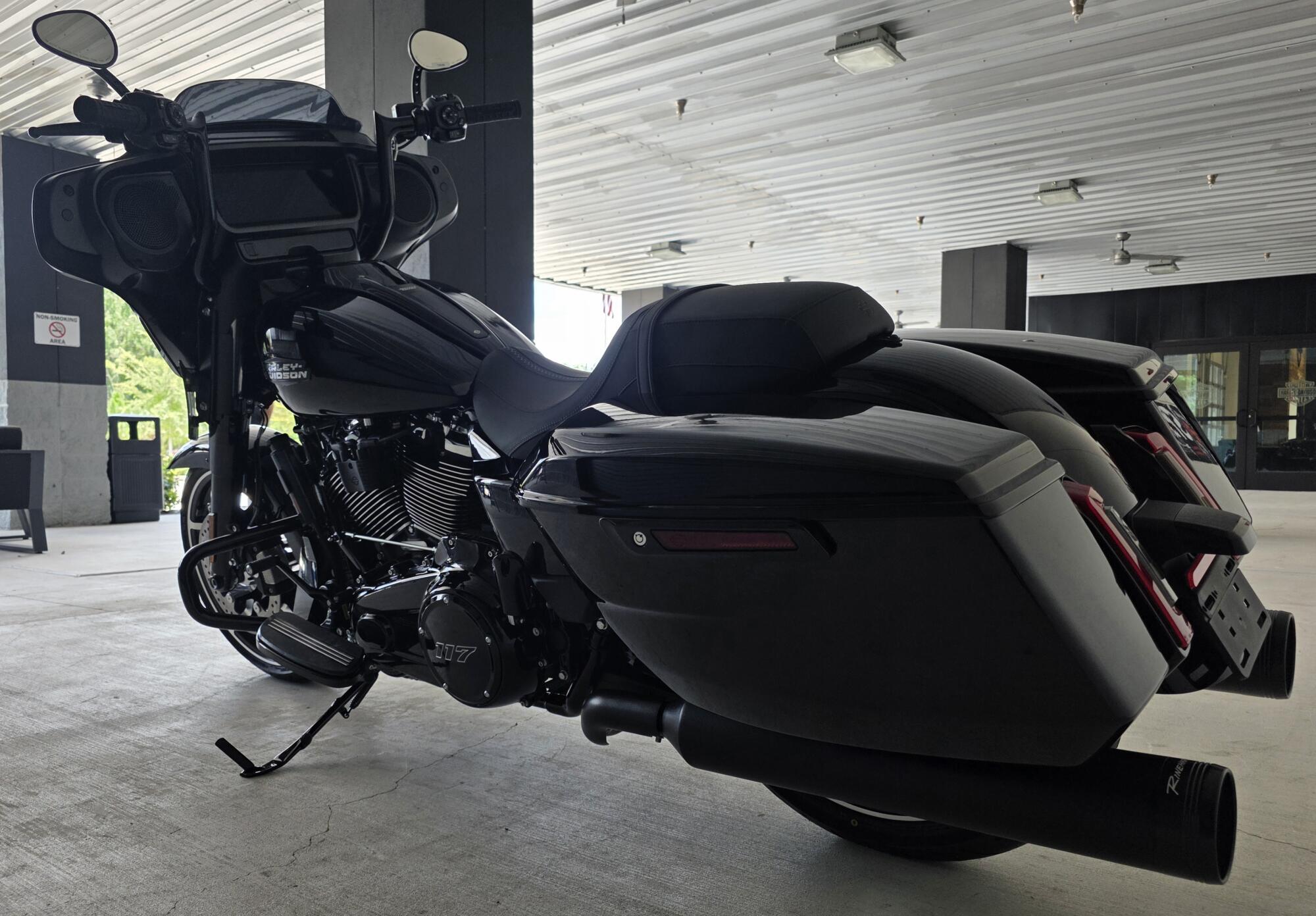 2026 Harley-Davidson® Street Glide® Vivid Black Black Trim, photo 11