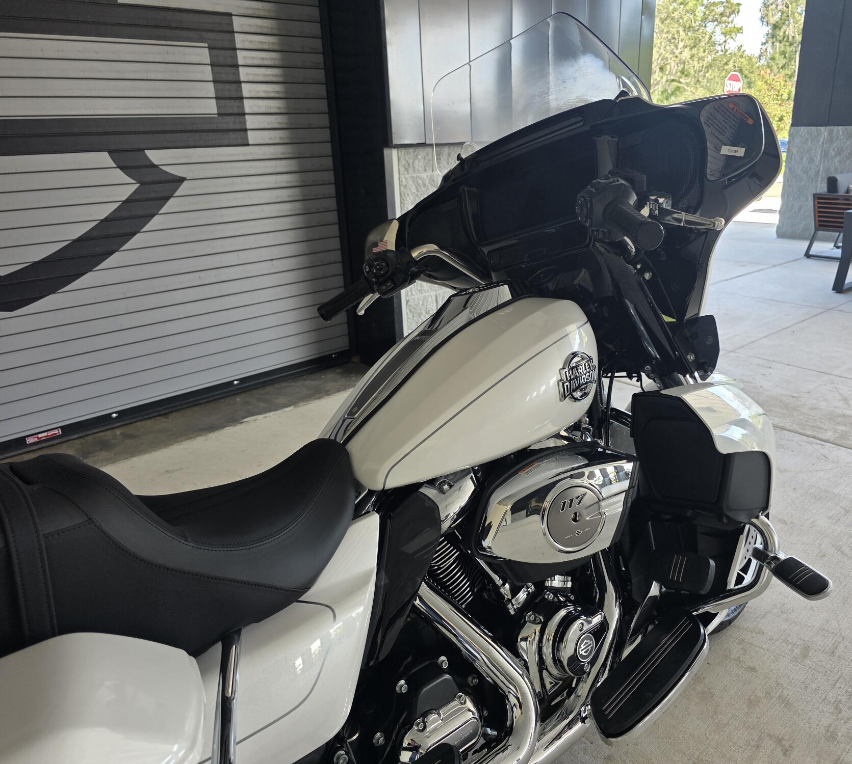 2026 Harley-Davidson® Street Glide Limited White Onyx Pearl Chrome Trim, photo 7
