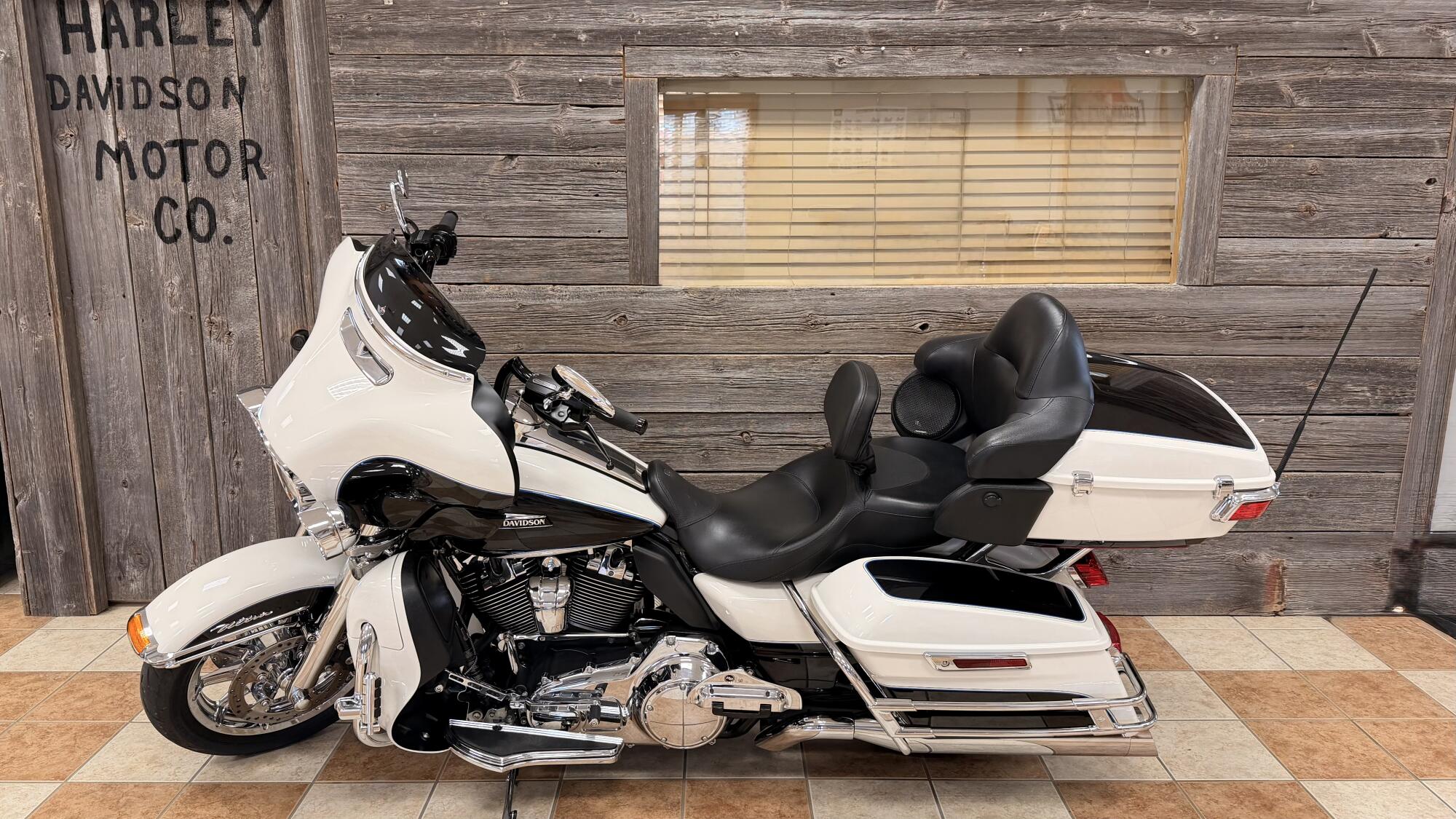 2014 Harley-Davidson® Electra Glide® Ultra Classic® Big Blue Pearl/ Vivid Black, photo 10