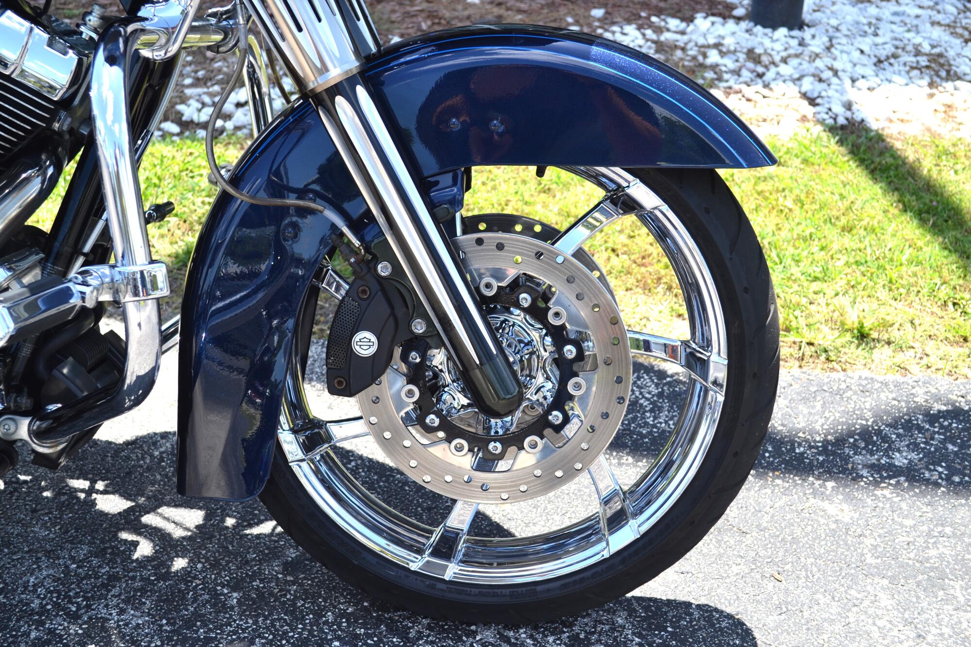2013 Harley-Davidson® Road Glide® Custom - FLTRX103, photo 2