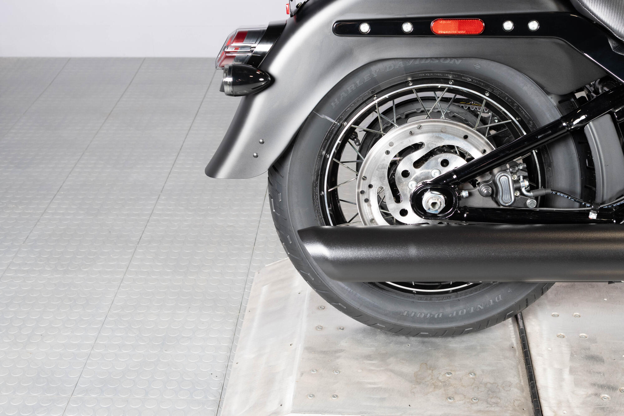 2026 Harley-Davidson® Deadwood™ FLHD, photo 2