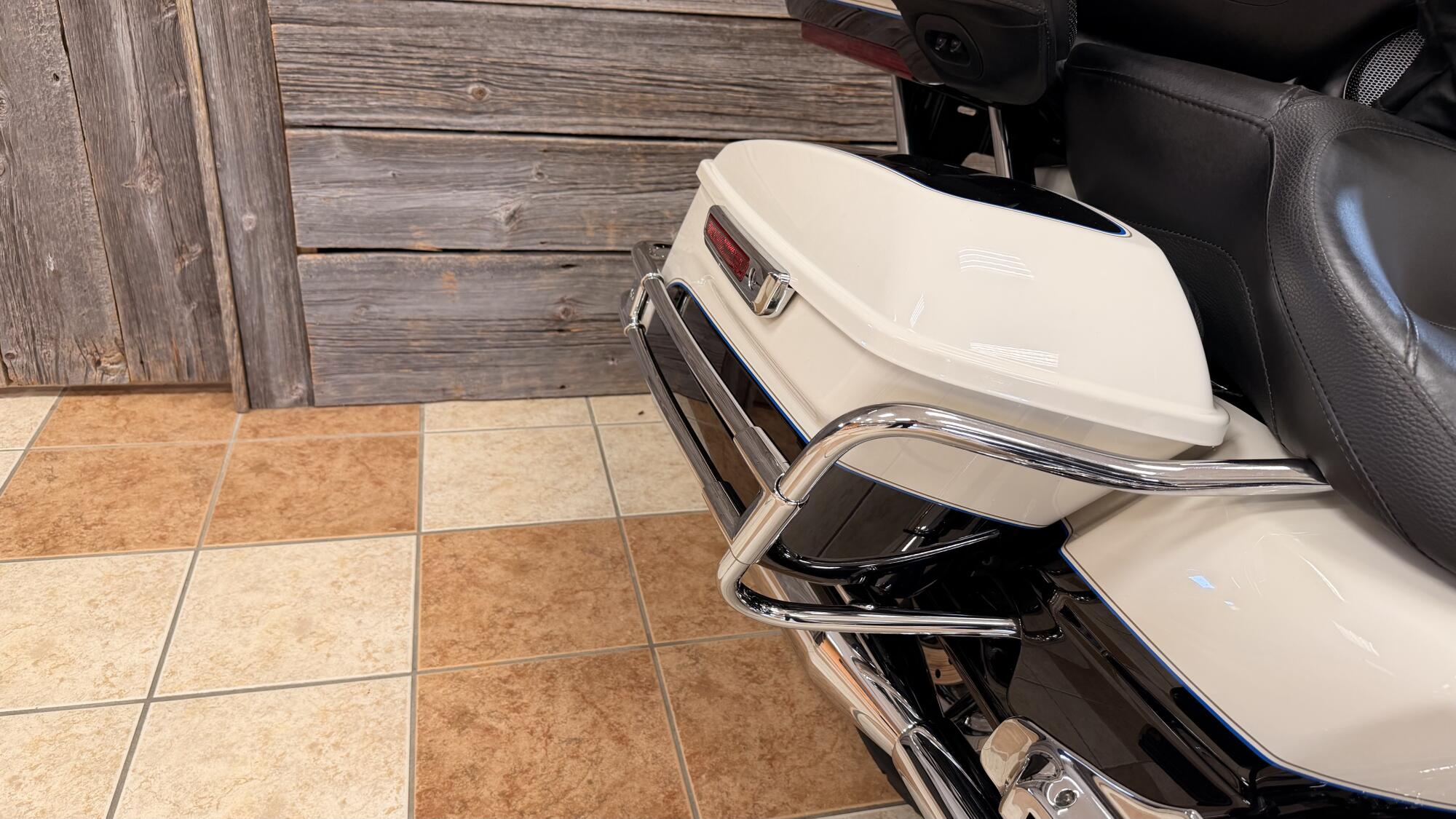 2014 Harley-Davidson® Electra Glide® Ultra Classic® Big Blue Pearl/ Vivid Black, photo 8