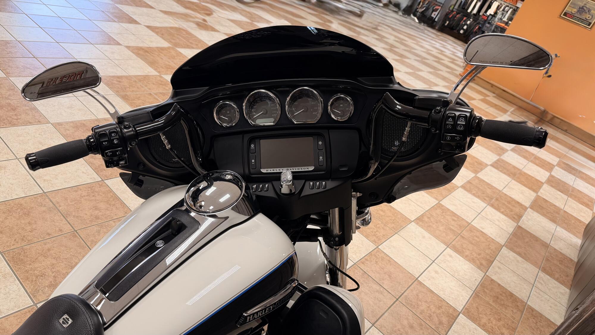 2014 Harley-Davidson® Electra Glide® Ultra Classic® Big Blue Pearl/ Vivid Black, photo 6