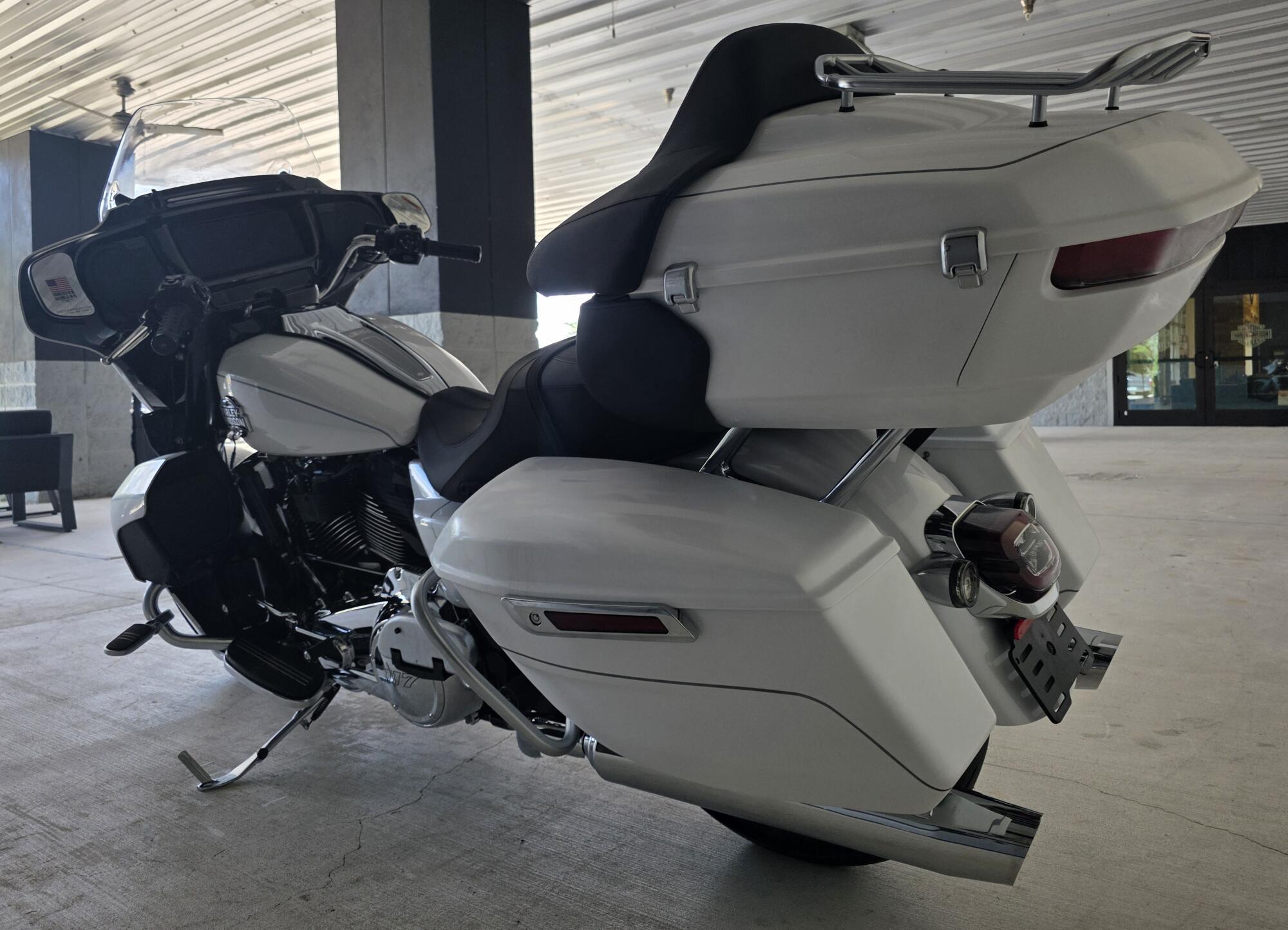 2026 Harley-Davidson® Street Glide Limited White Onyx Pearl Chrome Trim, photo 9
