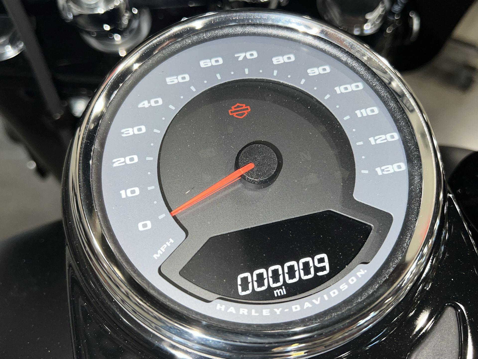 2026 Harley-Davidson® Deadwood™ FLHD, photo 10