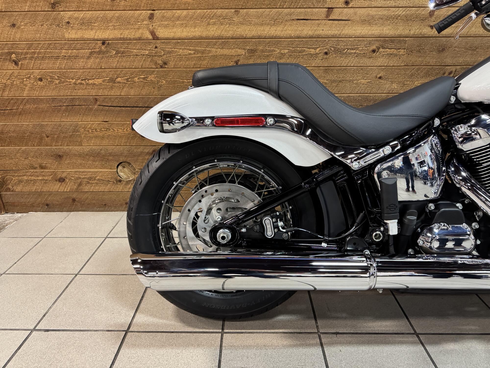 2026 Harley-Davidson® Super Glide® White Onyx Pearl FXD, photo 6