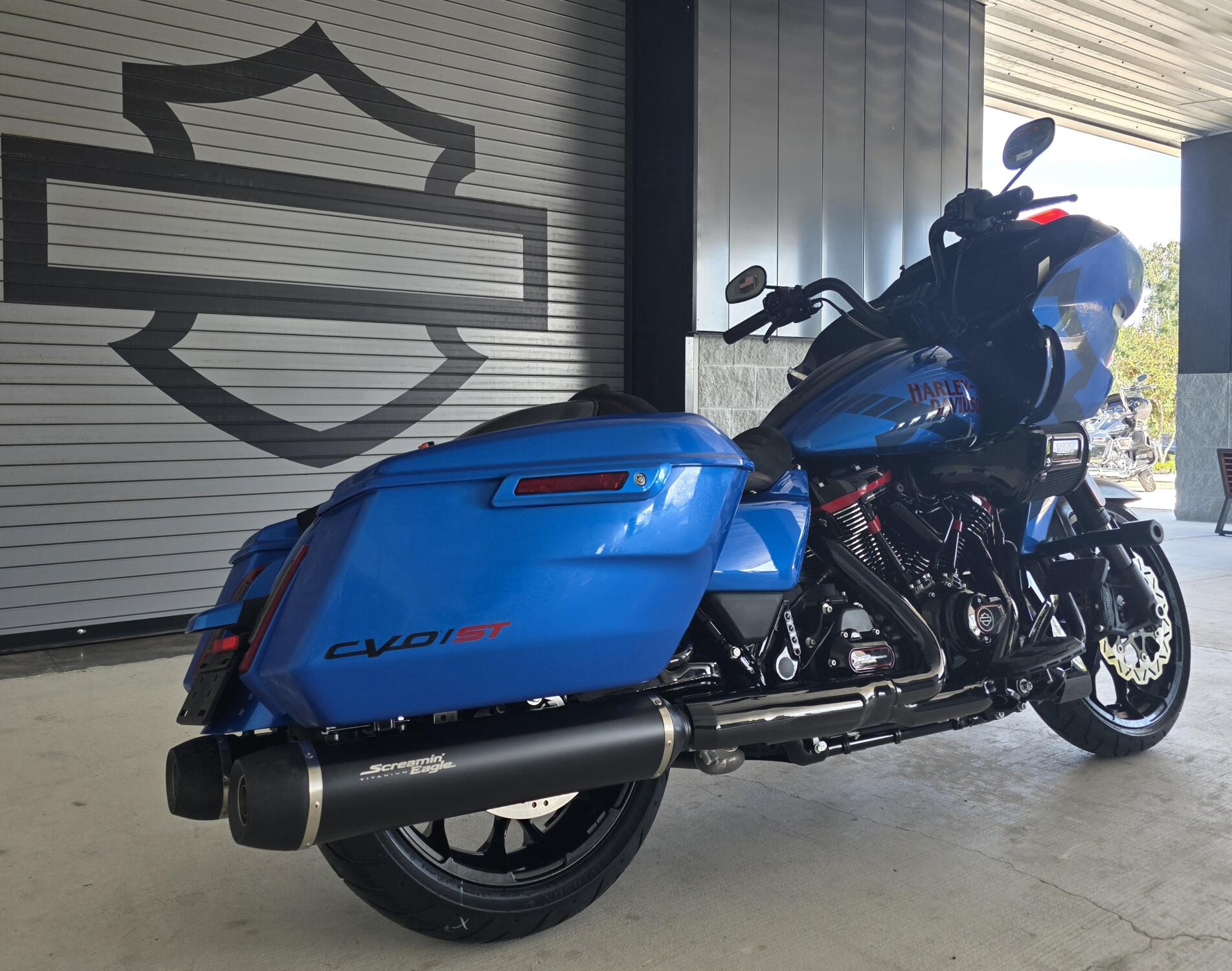 2026 Harley-Davidson® CVO Road Glide ST Electric Coast, photo 8