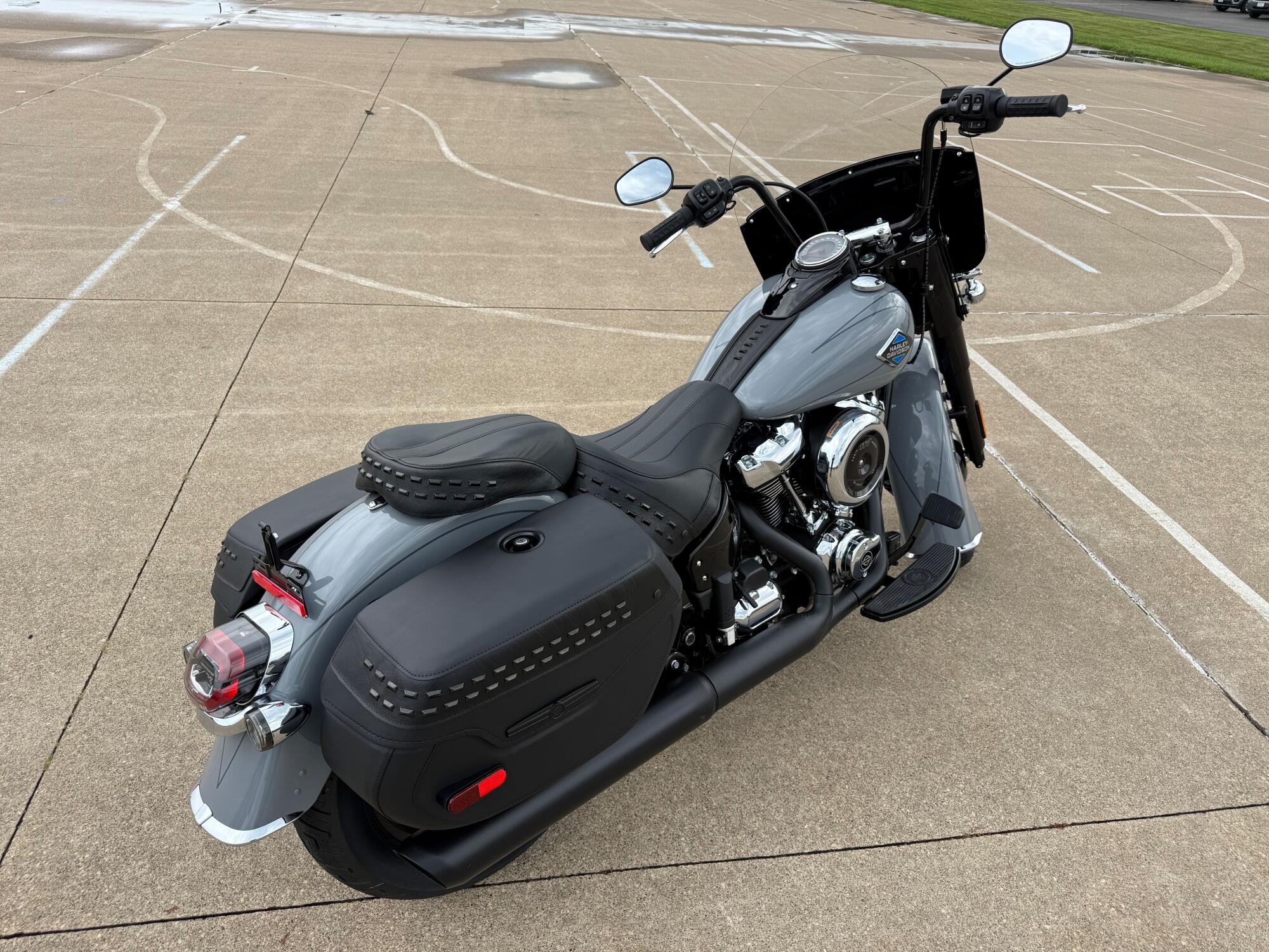 2026 Harley-Davidson® Heritage Classic Dark Billiard Gray Black Cast Wheels, photo 8