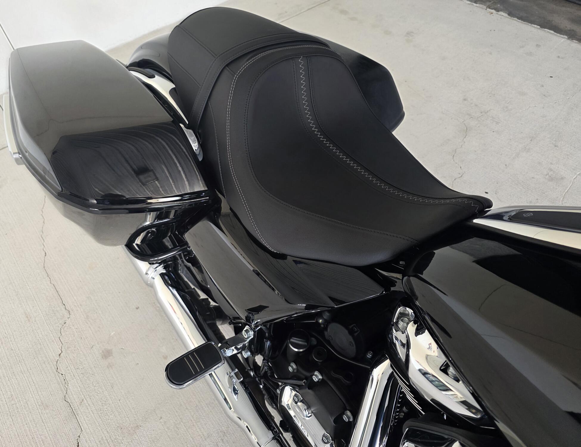 2026 Harley-Davidson® Street Glide® Vivid Black Chrome Two-Up, photo 6