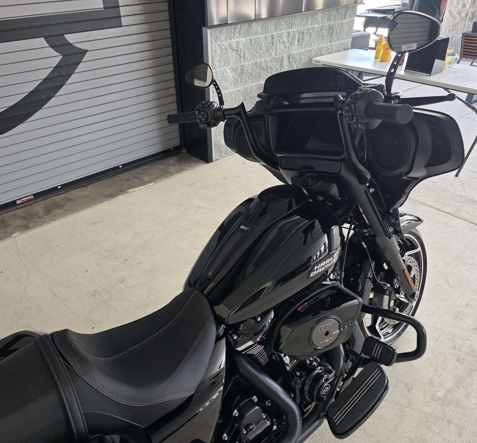 2026 Harley-Davidson® Street Glide® Vivid Black Black Trim, photo 7
