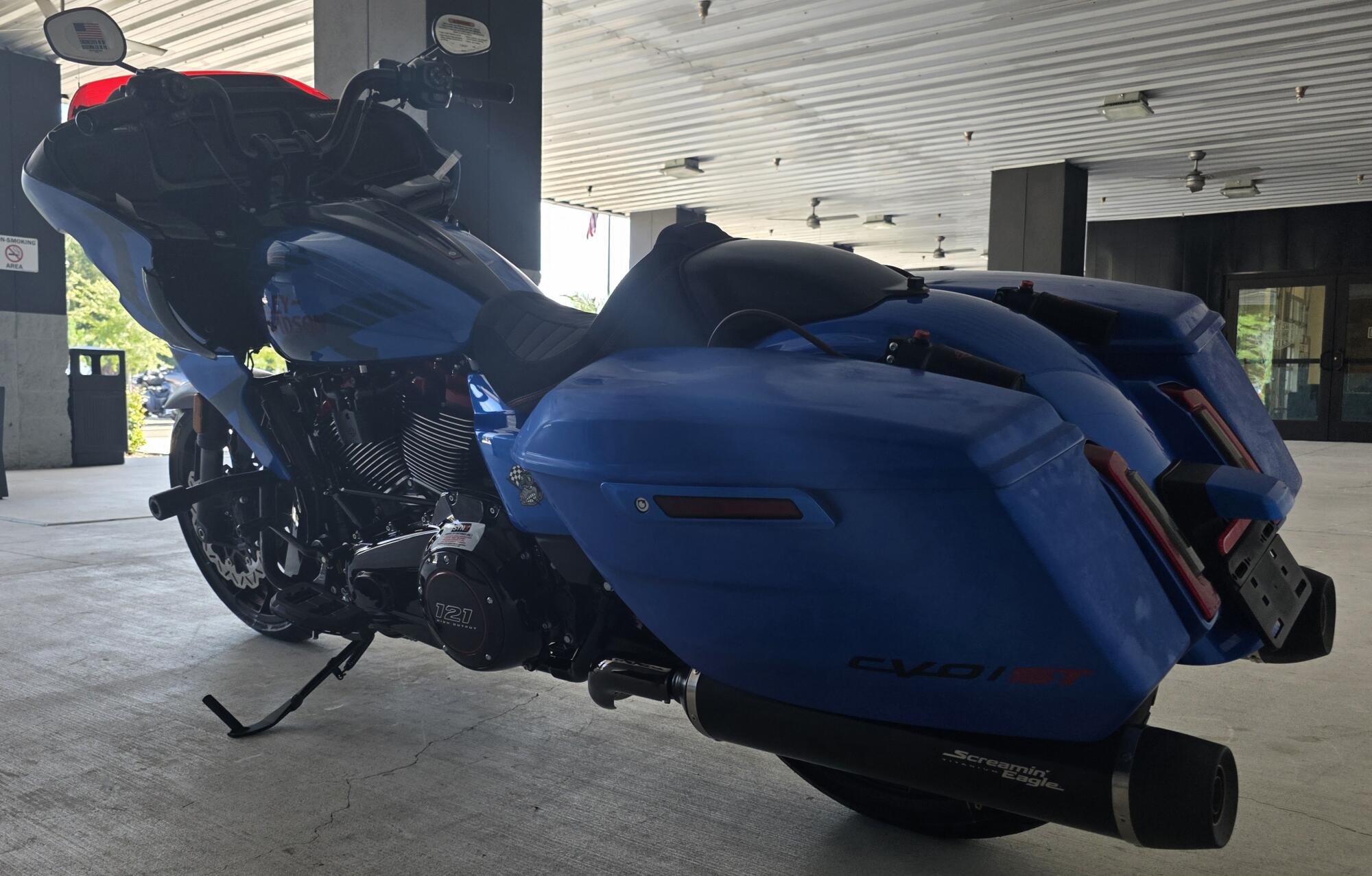 2026 Harley-Davidson® CVO Road Glide ST Electric Coast, photo 9