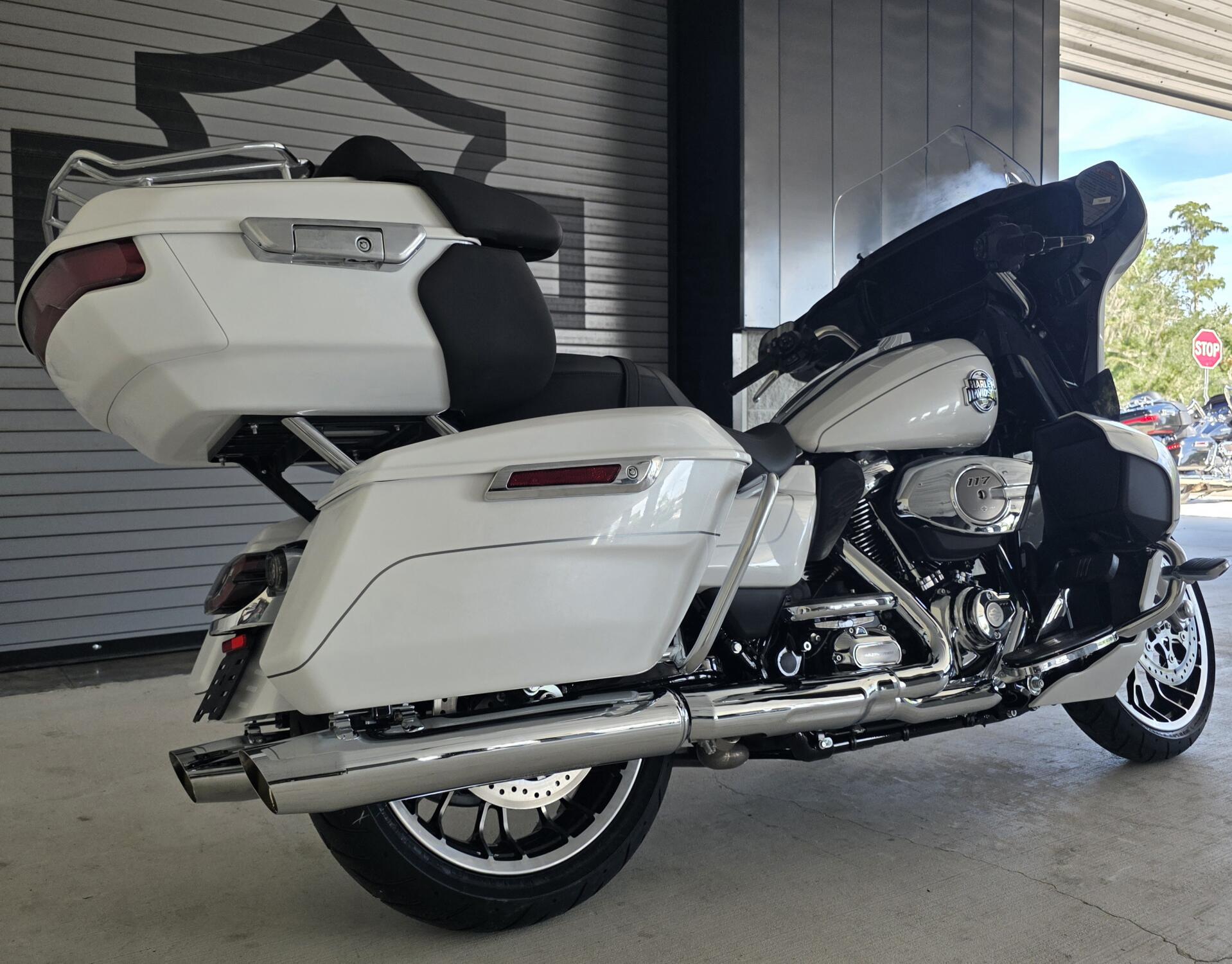 2026 Harley-Davidson® Street Glide Limited White Onyx Pearl Chrome Trim, photo 8
