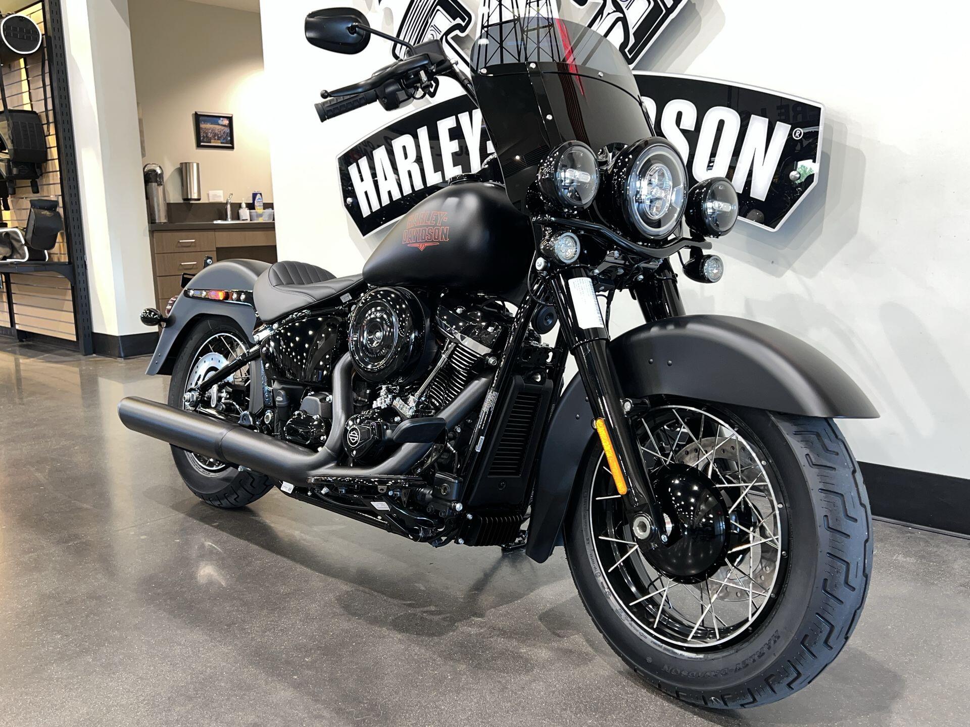 2026 Harley-Davidson® Deadwood™ FLHD, photo 2