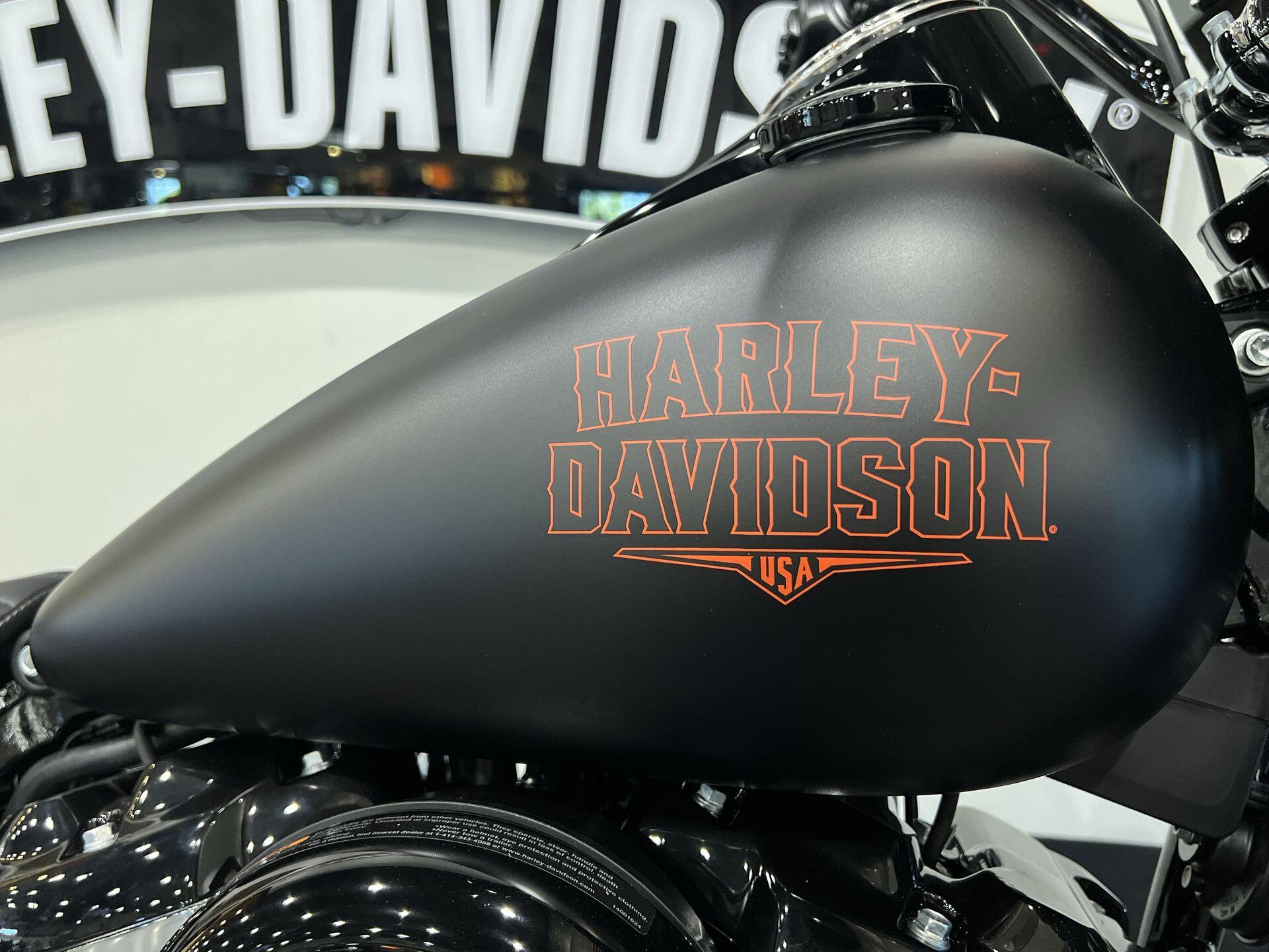 2026 Harley-Davidson® Deadwood™ FLHD, photo 5