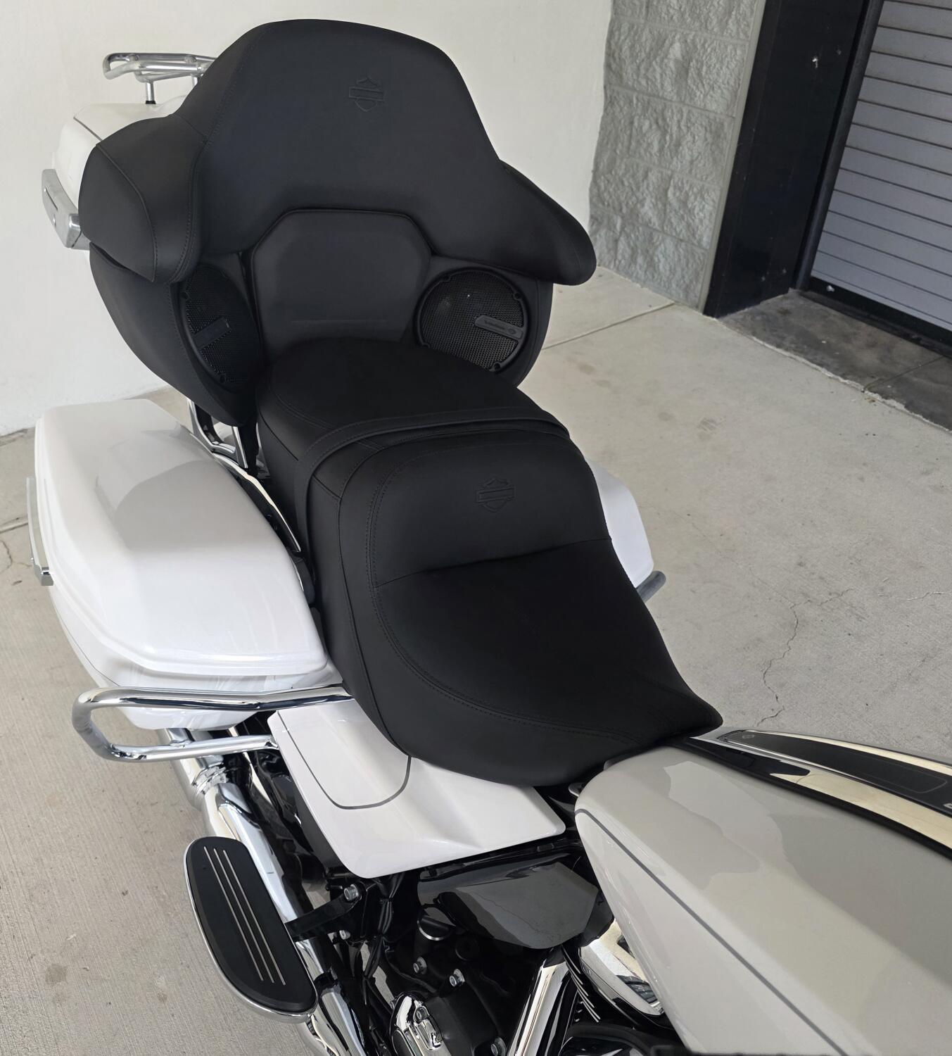 2026 Harley-Davidson® Street Glide Limited White Onyx Pearl Chrome Trim, photo 6