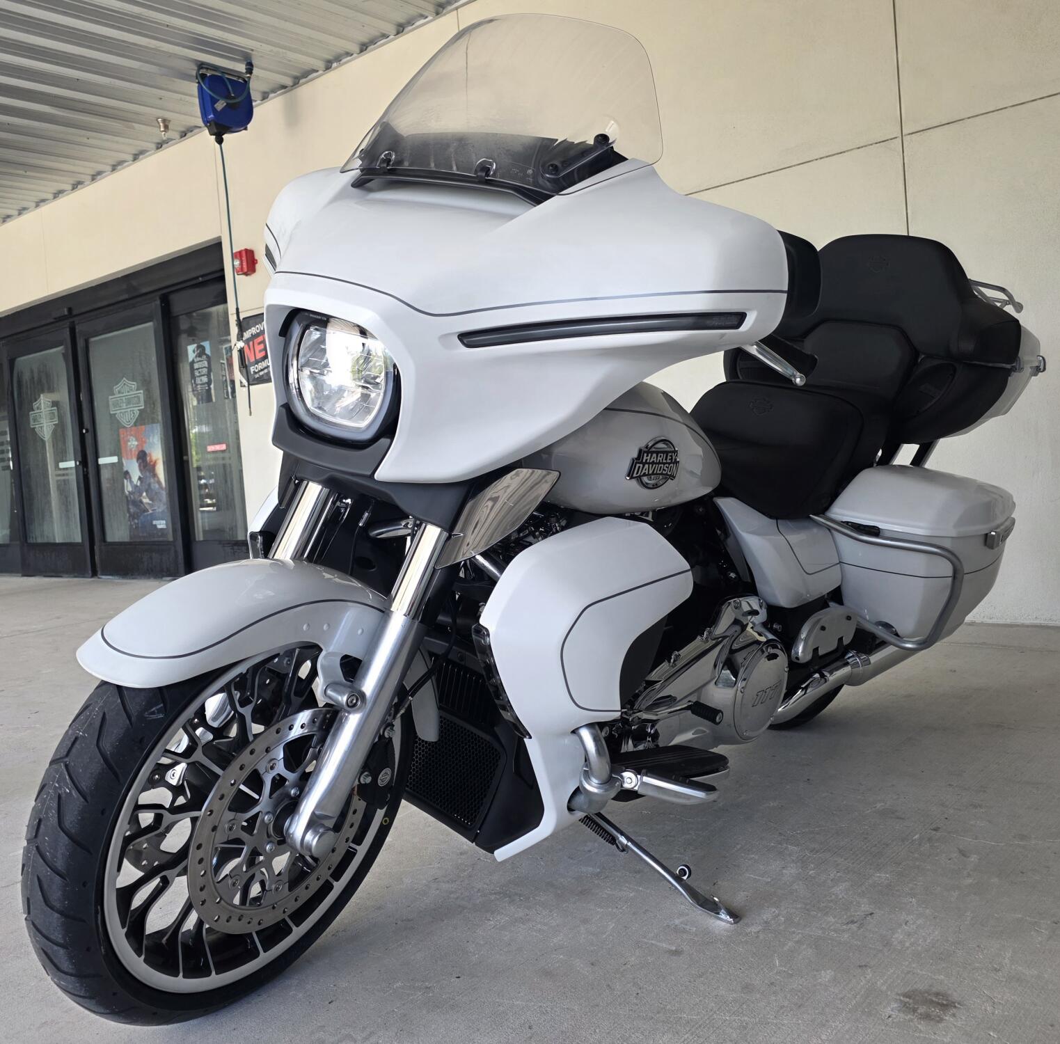 2026 Harley-Davidson® Street Glide Limited White Onyx Pearl Chrome Trim, photo 10