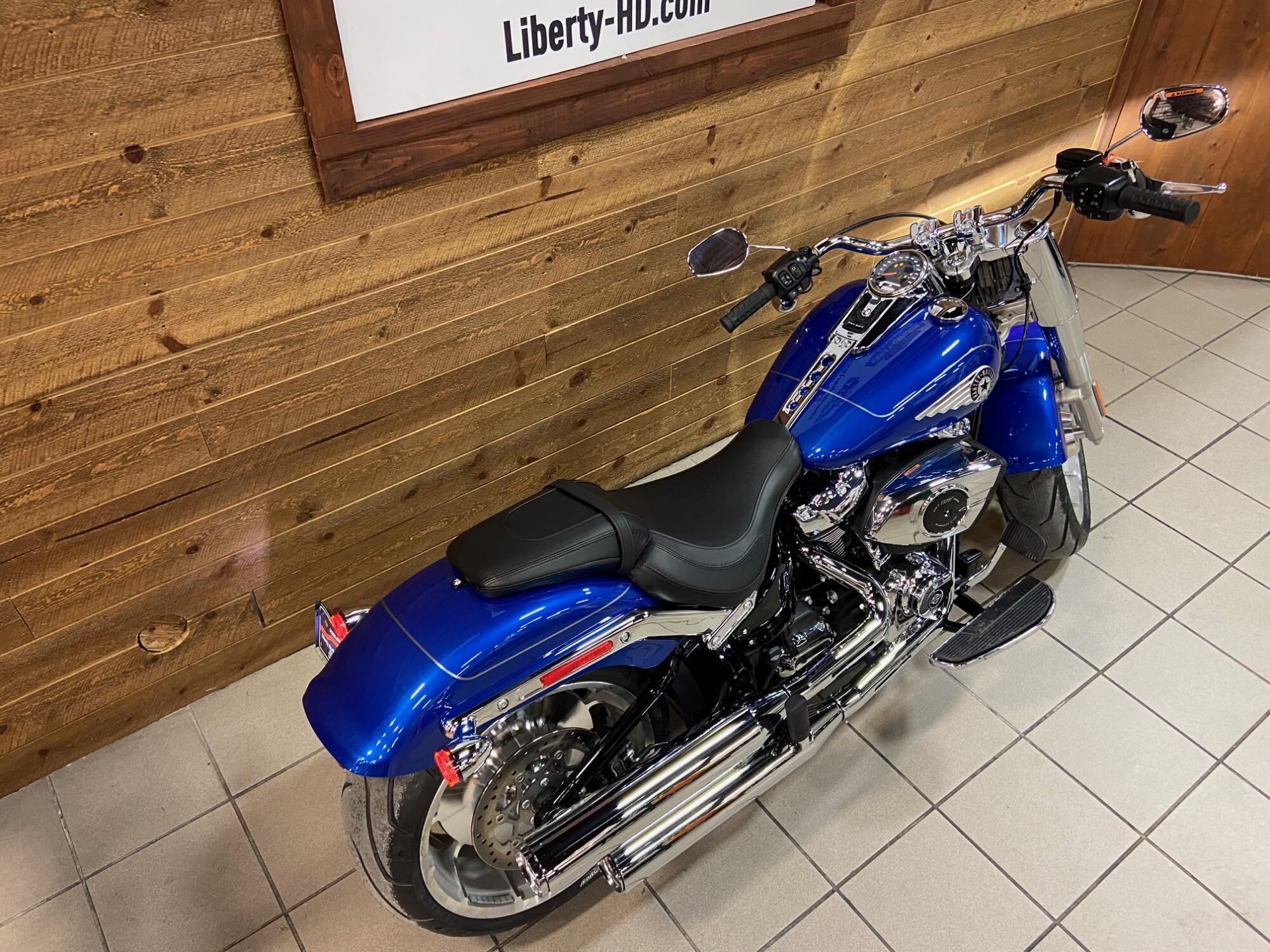 2025 Harley-Davidson® Fat Boy® Blue Burst FLFB, photo 8