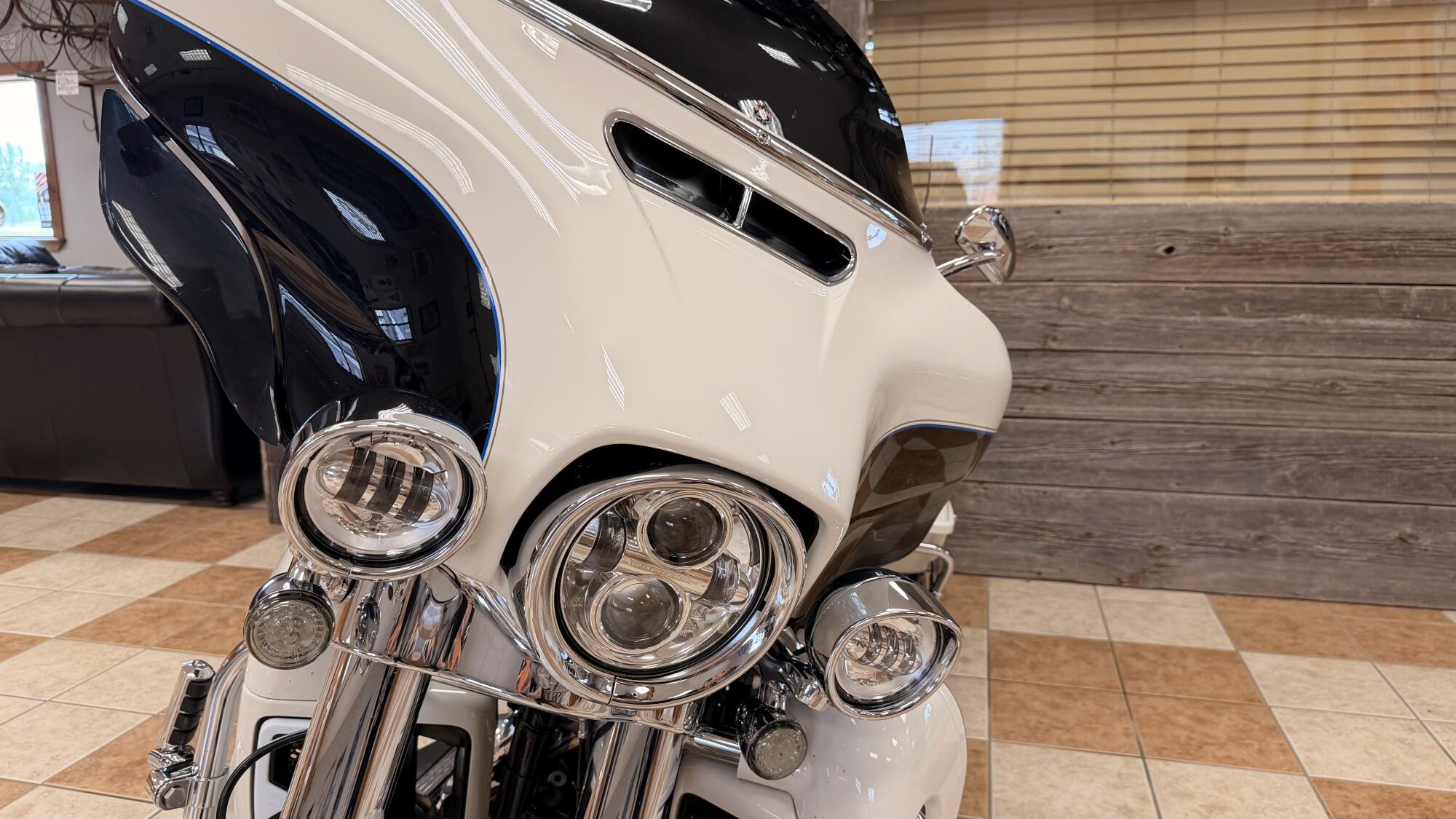 2014 Harley-Davidson® Electra Glide® Ultra Classic® Big Blue Pearl/ Vivid Black, photo 7
